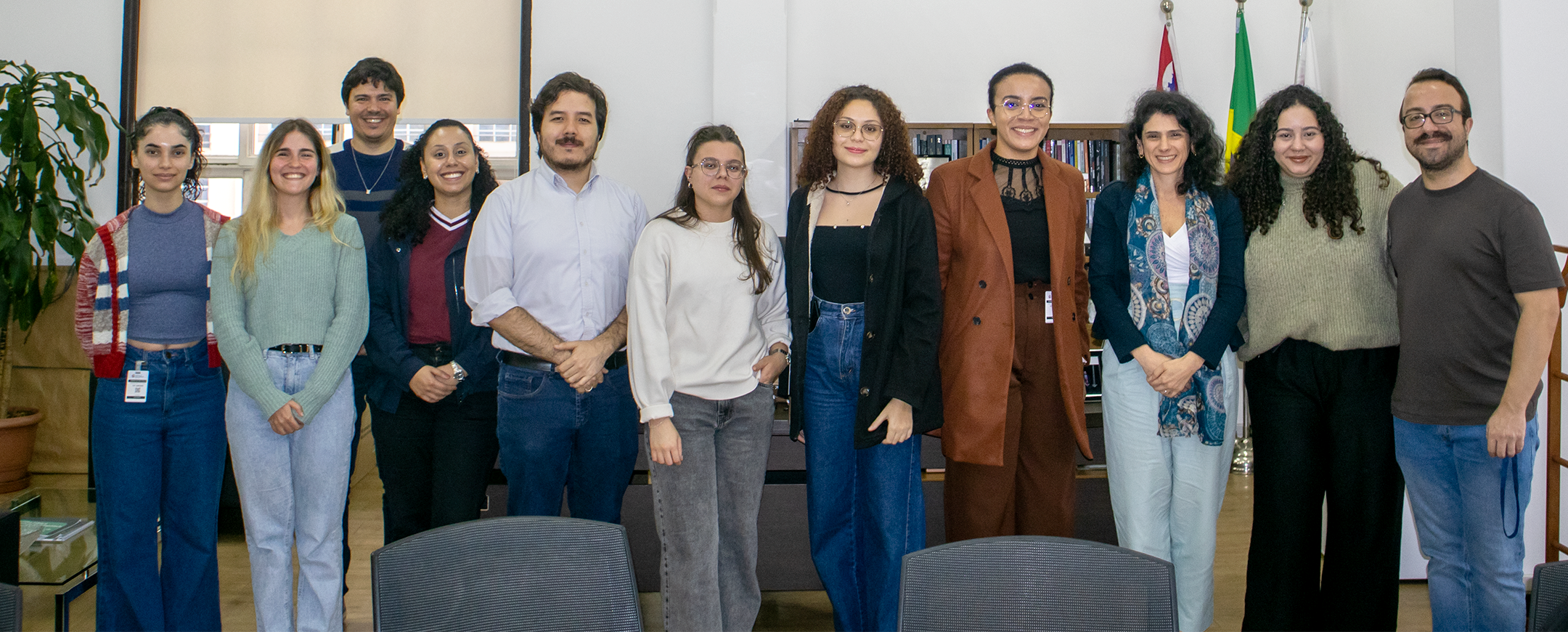 Foto com 11 pessoas, 4 integrantes da CGM e 7 do grupo de estudos