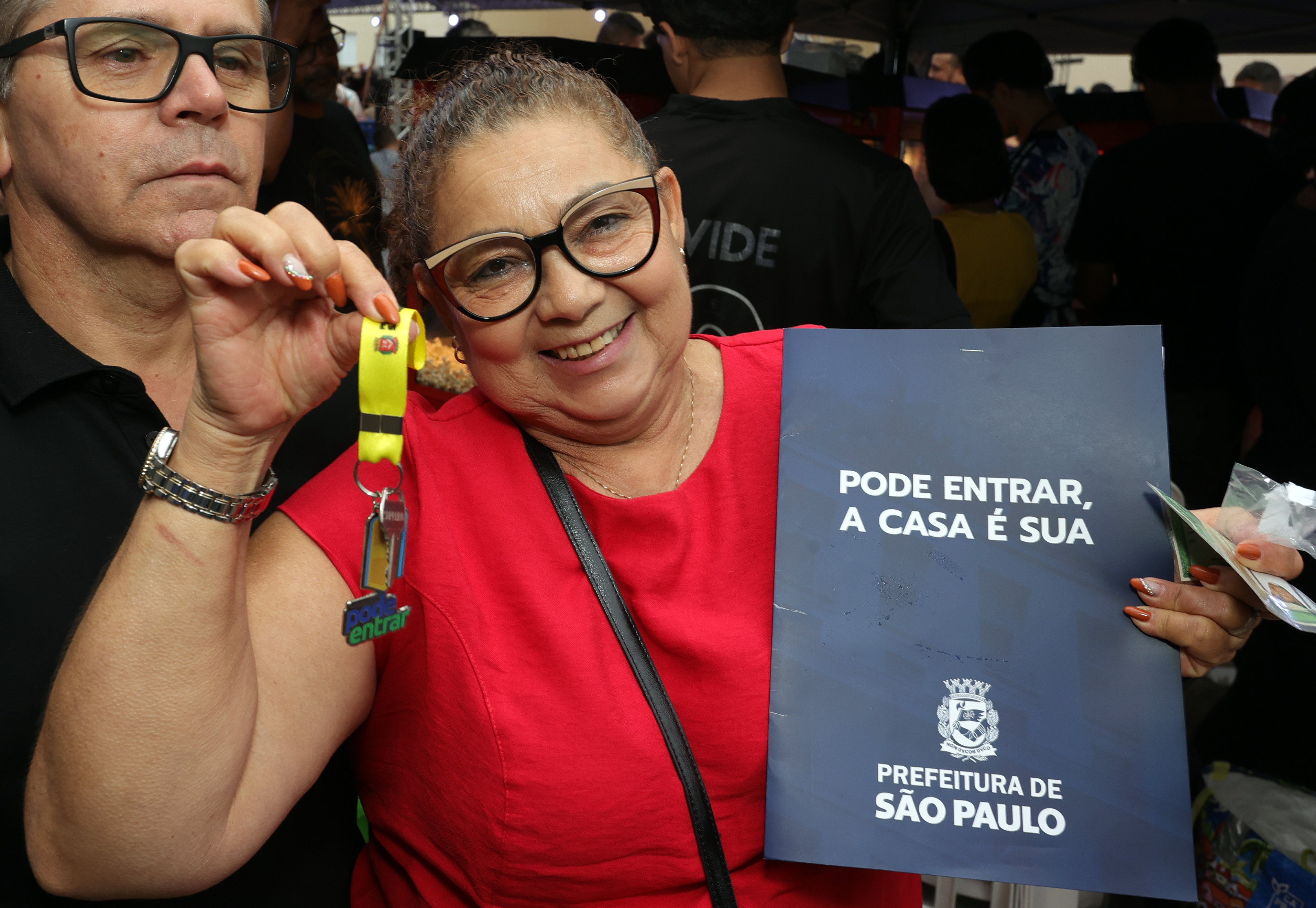 Mulher recebe a chave de seu apartamento