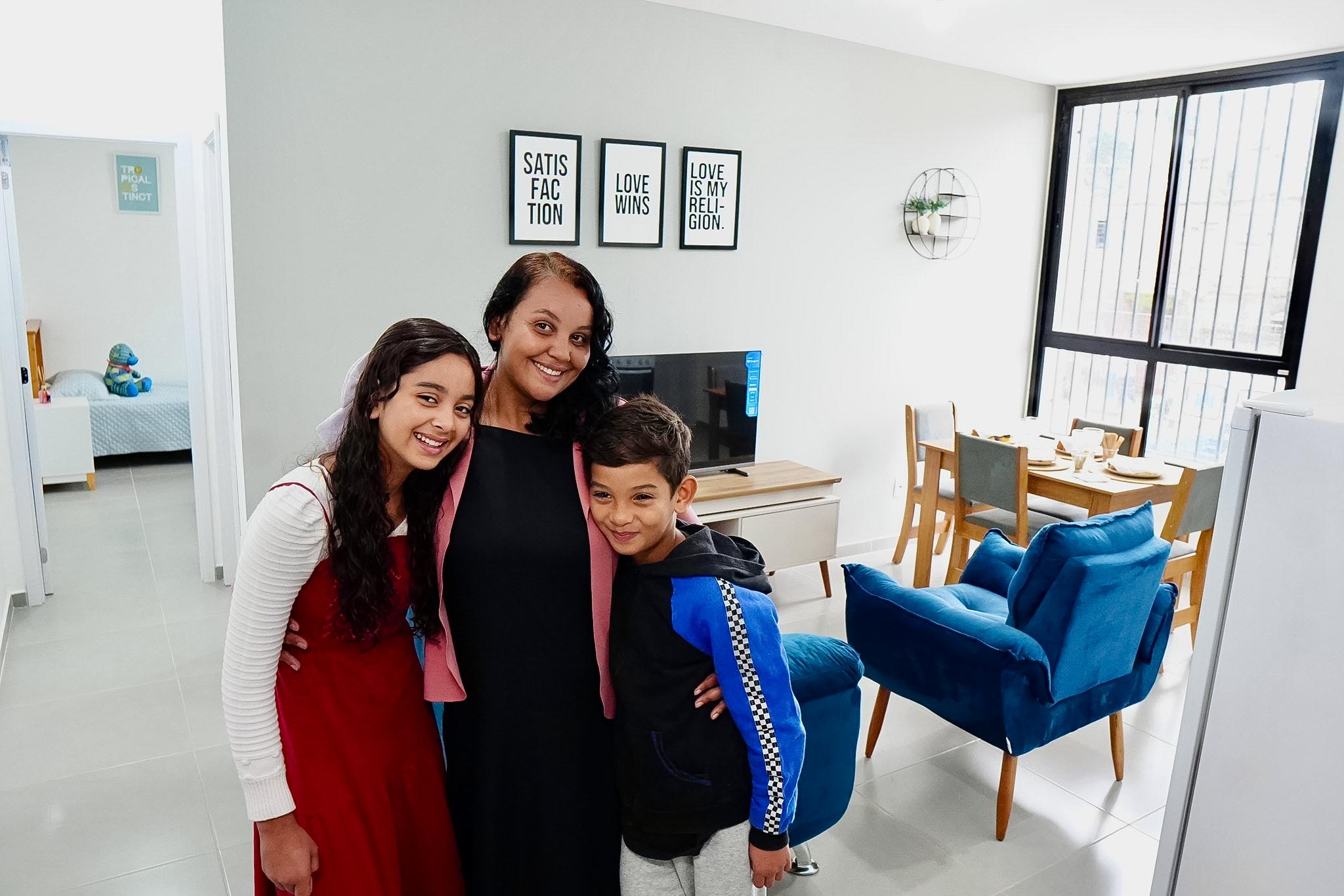 Mãe e dois filhos recebem apartamento do Residencial Boulevard da Paz