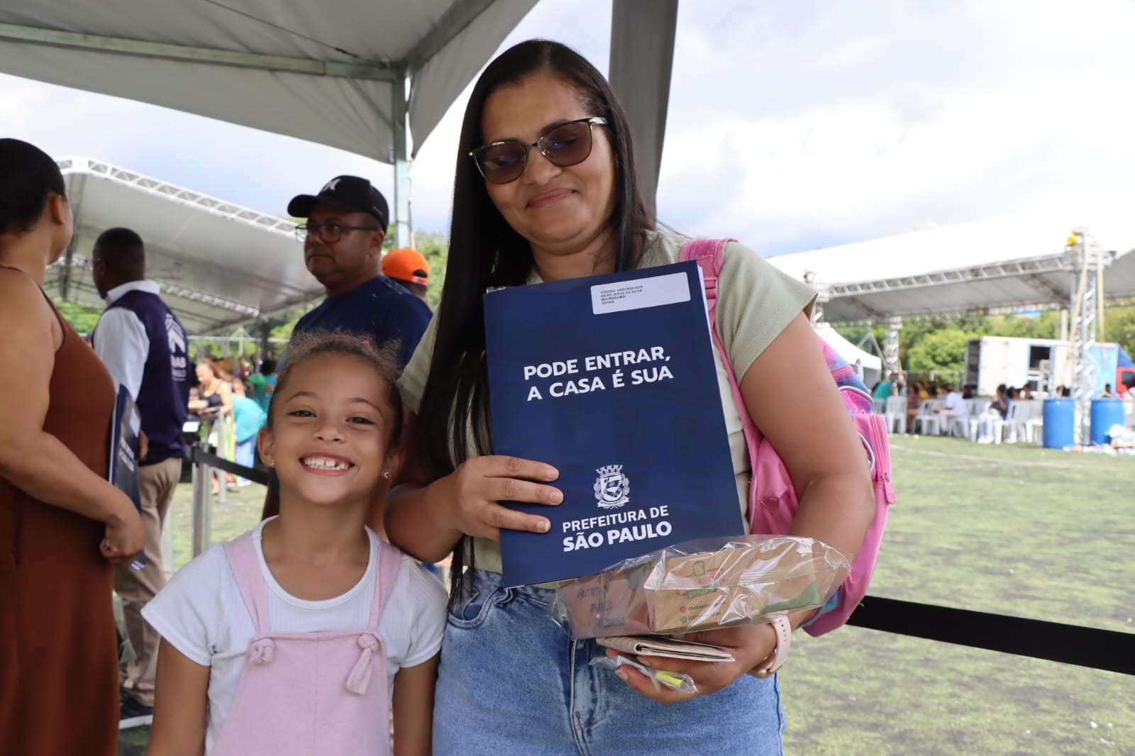 Família recebe a chave de seu apartamento. Foto: Renato Pinheiro/SECOM