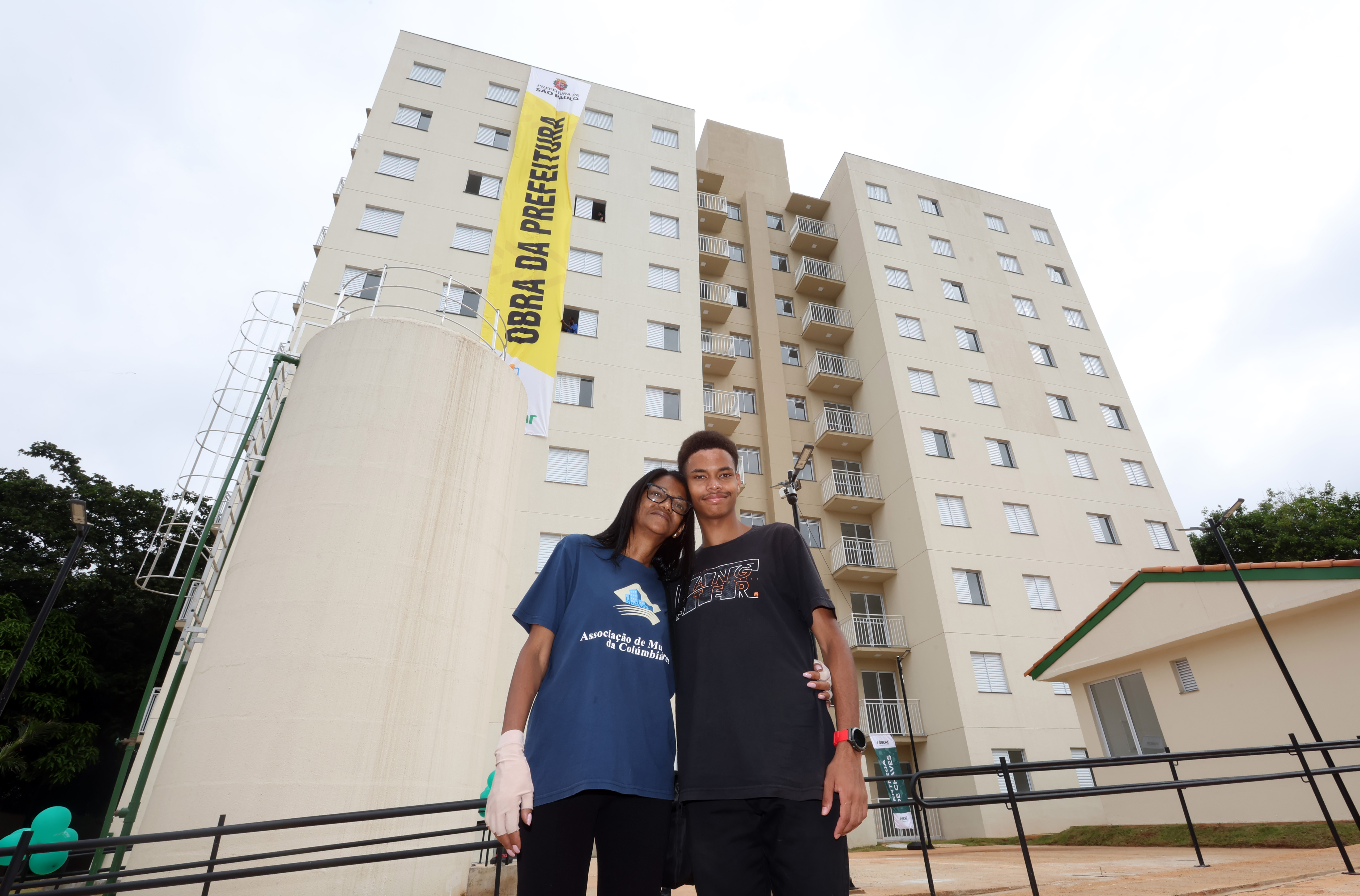 Família recebe apartamento do Residencial Santa Terezinha.