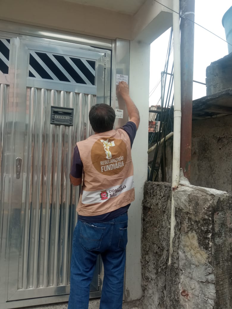 Equipes técnicas da SEHAB realizando ações de regularização fundiária