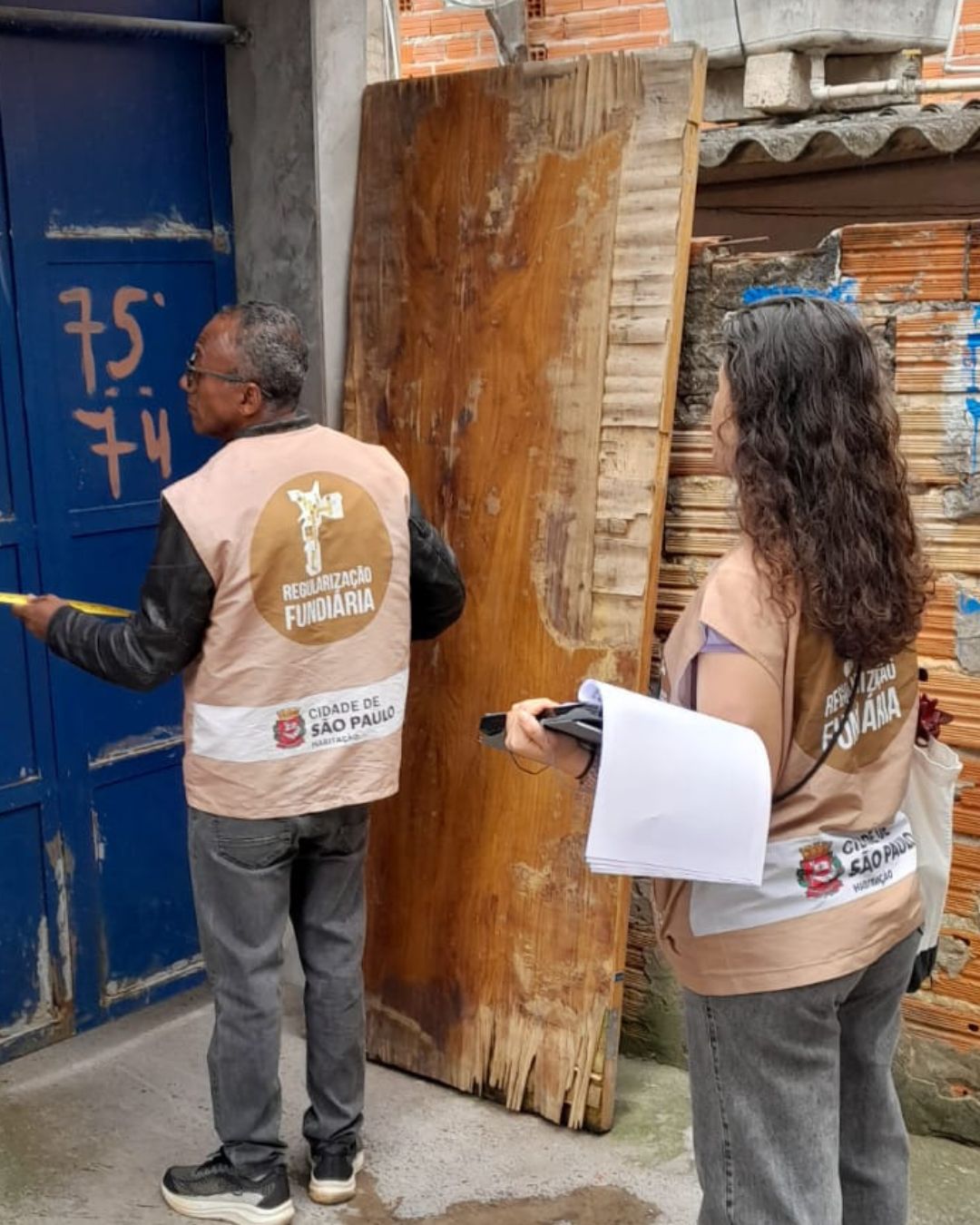 Equipe da SEHAB faz atendimento do Programa Escritura na Mão