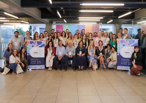 Secretaria Executiva do Programa Mananciais no 11º Encontro Nacional da Rede Brasileira de Institutos de Planejamento (inREDE), a equipe posa para foto ao lado de dois banners.