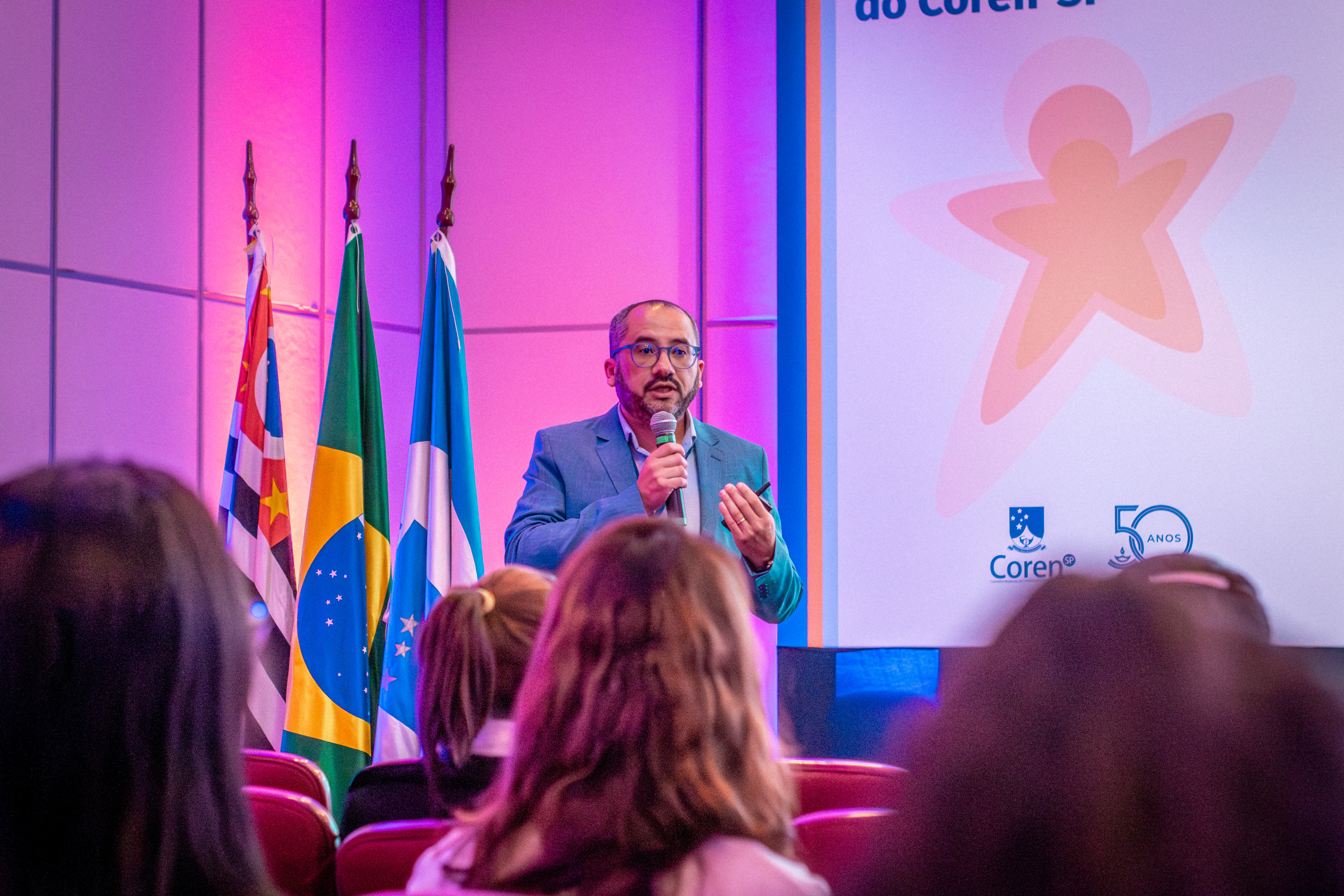 João Gregorio Neto, enfermeiro do PMI/Covisa enquanto apresenta a palestra “Aspectos éticos e legais dos consultórios e clinicas de enfermagem”