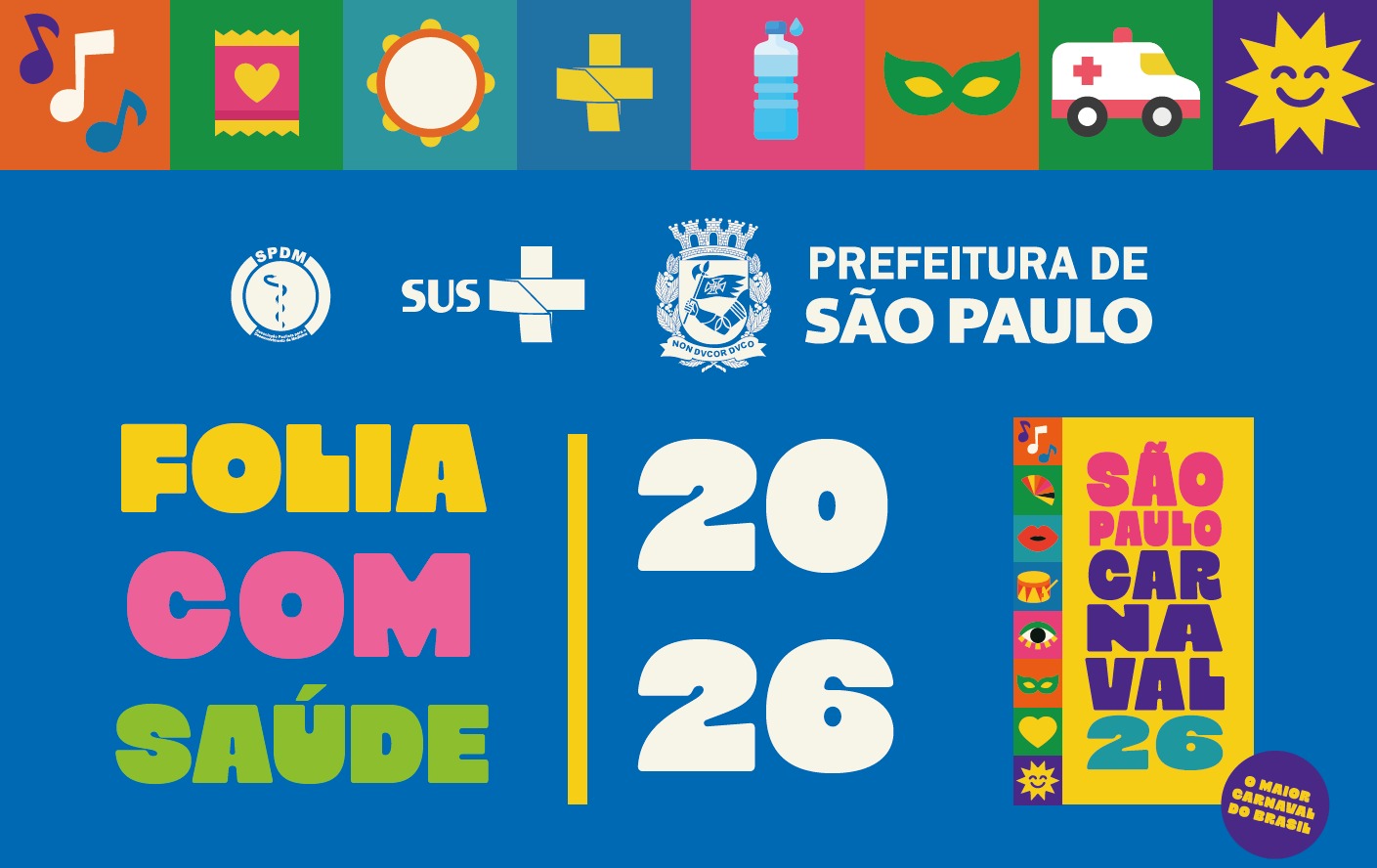 A imagem é um cartaz informativo sobre o Carnaval de São Paulo 2026, relacionado à área da saúde pública. No centro, sobre um fundo azul, aparece o texto em destaque “Folia com Saúde 2026”, usando letras grandes e coloridas. Acima desse texto estão os logotipos do SUS, da SPDM e da Prefeitura de São Paulo, indicando que se trata de uma campanha institucional. Na lateral direita do cartaz há um painel vertical com o texto “São Paulo Carnaval 26”, acompanhado de ícones coloridos que remetem à festa e ao cuidado com a saúde, como máscara de carnaval, pandeiro e garrafa de água. Abaixo, um selo circular informa “O maior carnaval do Brasil”.
