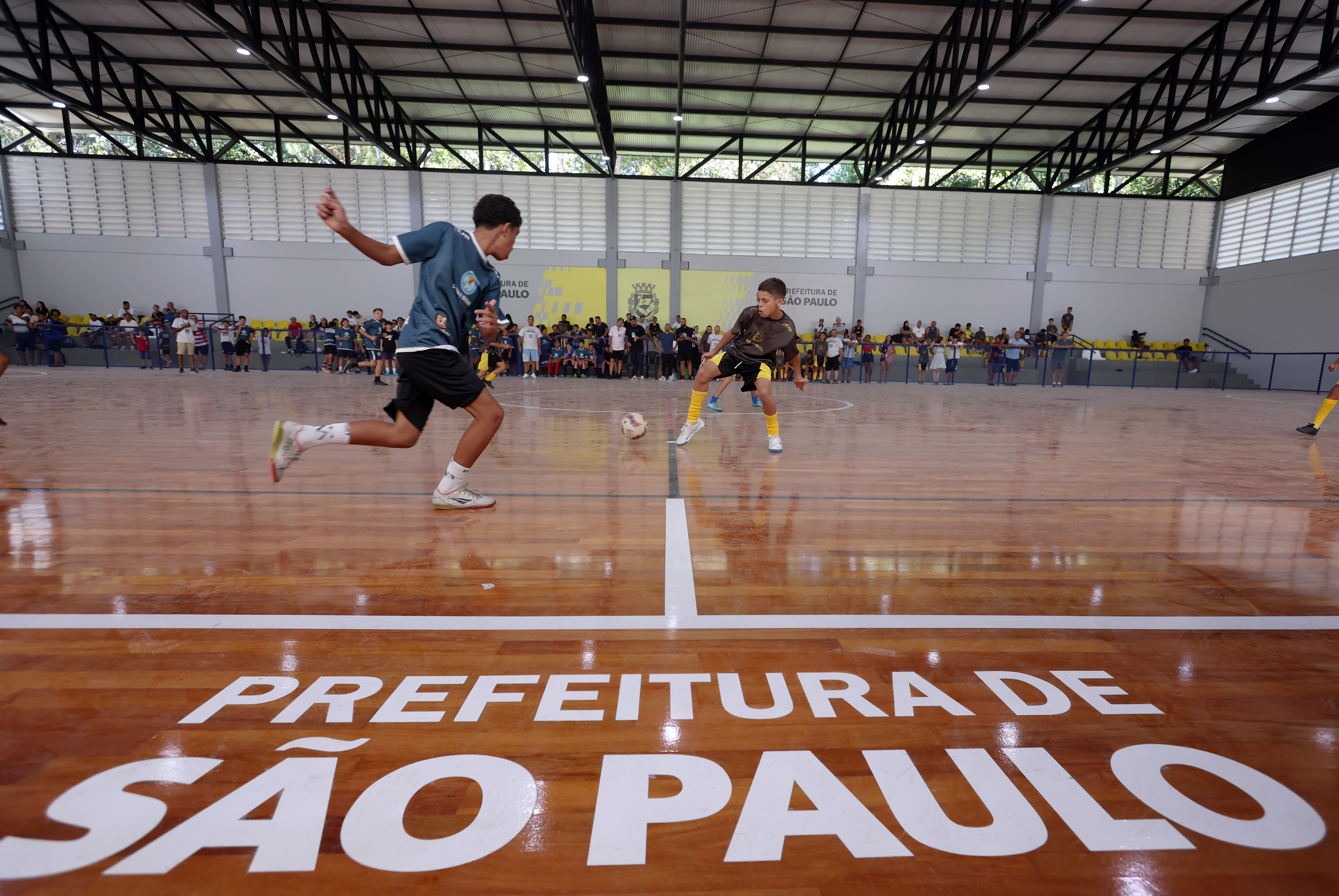Vista aérea de área urbana com edifícios e vias