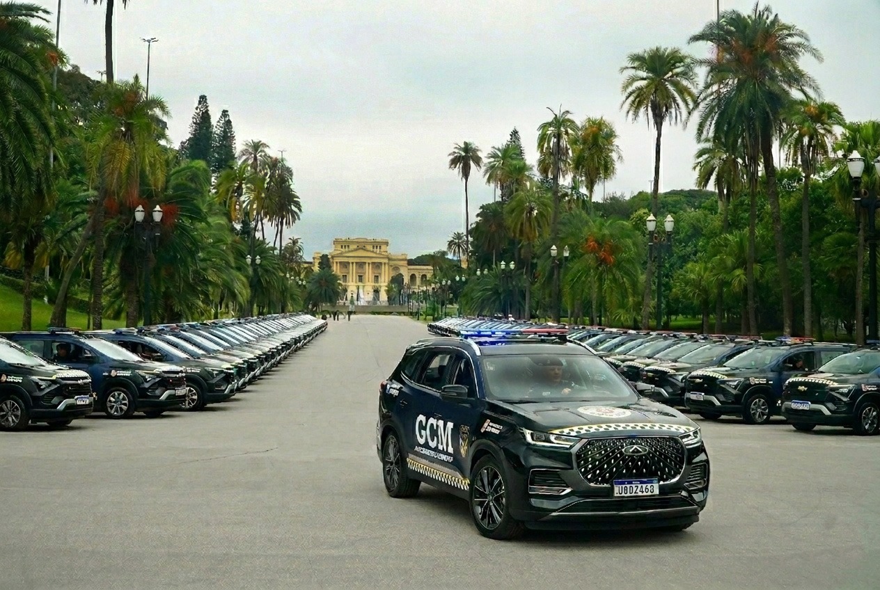 Vista aérea de área urbana com edifícios e vias
