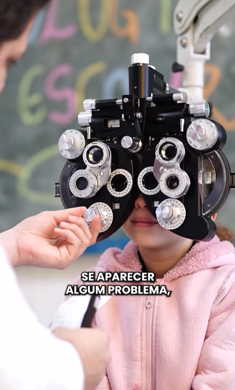 Aluna faz exame oftalmológico