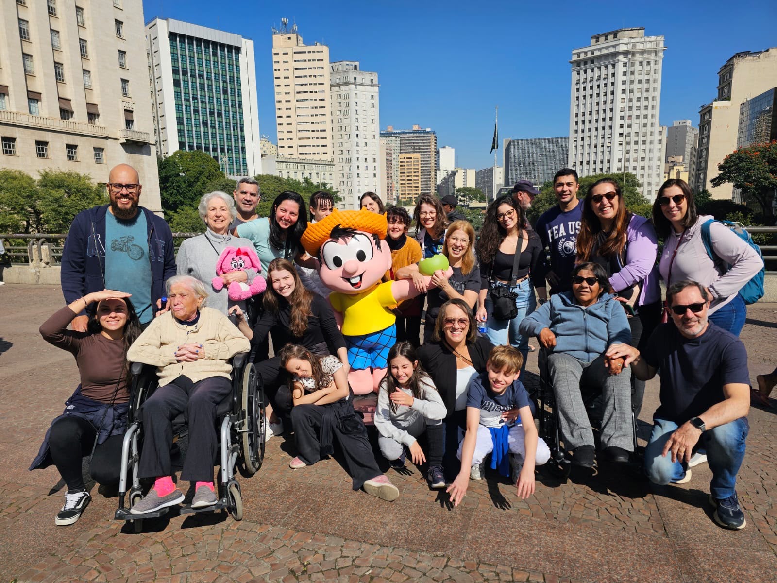 Grupos já percorrem diferentes regiões da cidade em busca dos personagens espalhados pela capital em ação promovida pela Prefeitura em homenagem aos 90 anos de Mauricio de Sousa