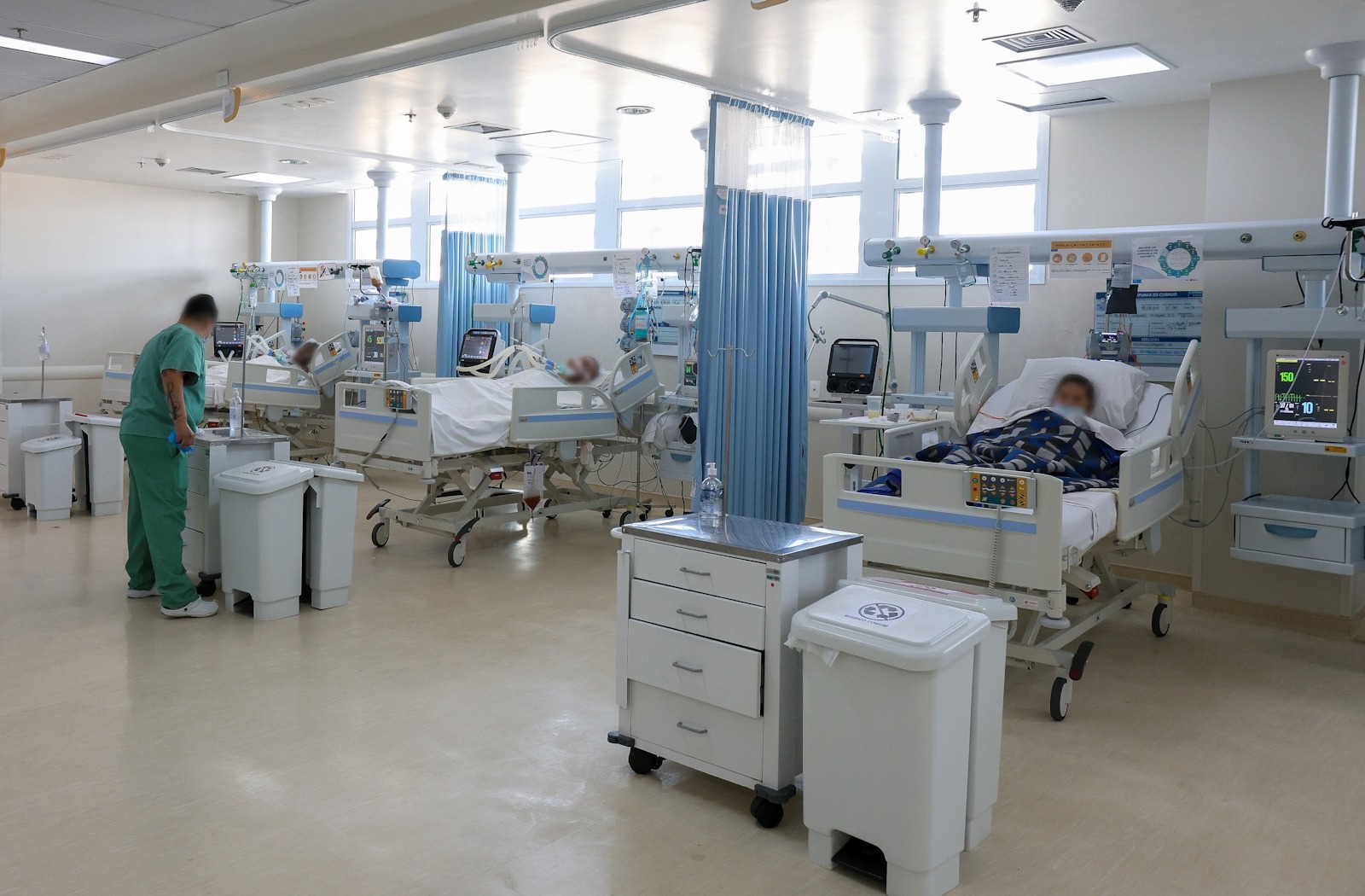 Vista aérea de área urbana com edifícios e vias