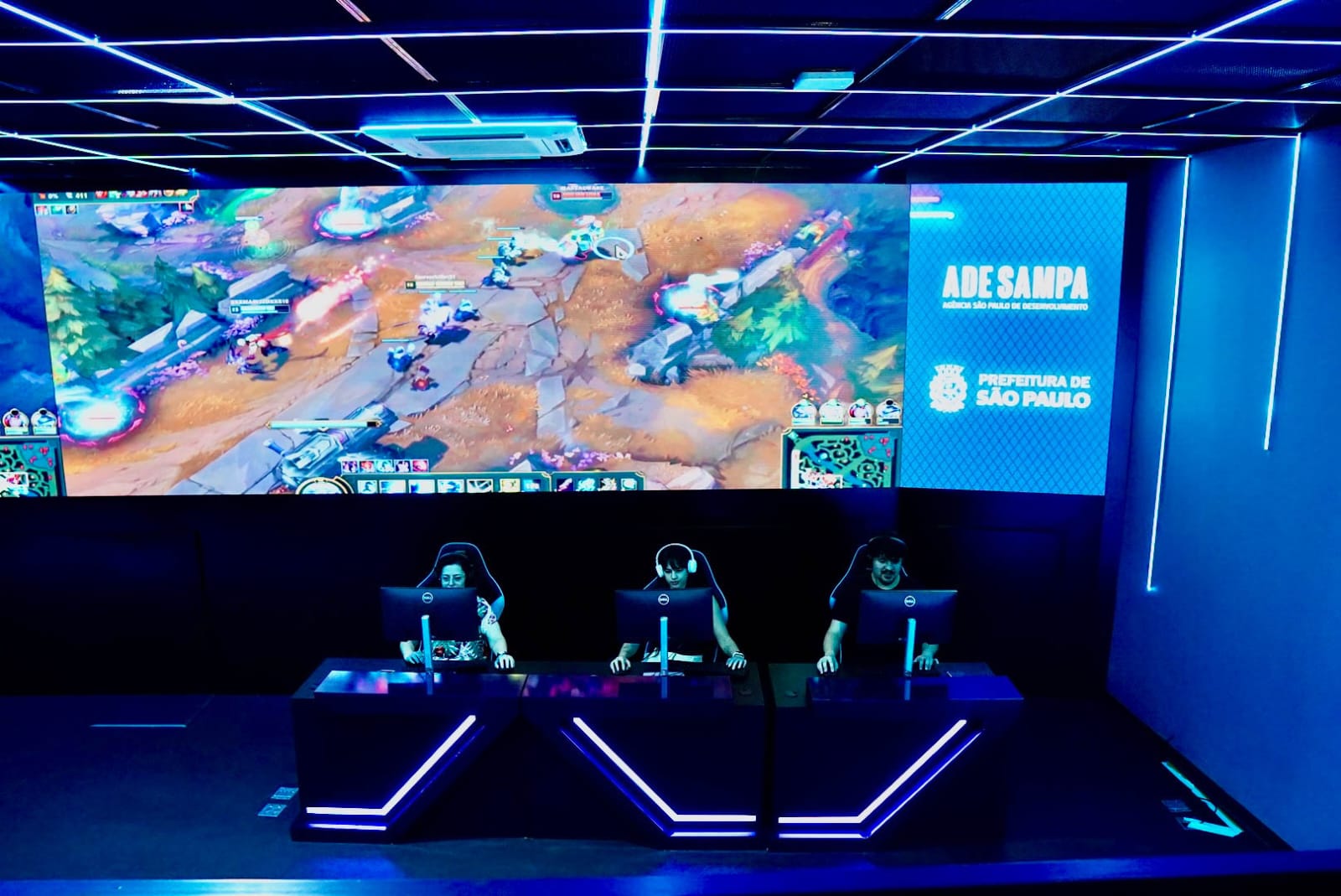 Vista aérea de área urbana com edifícios e vias