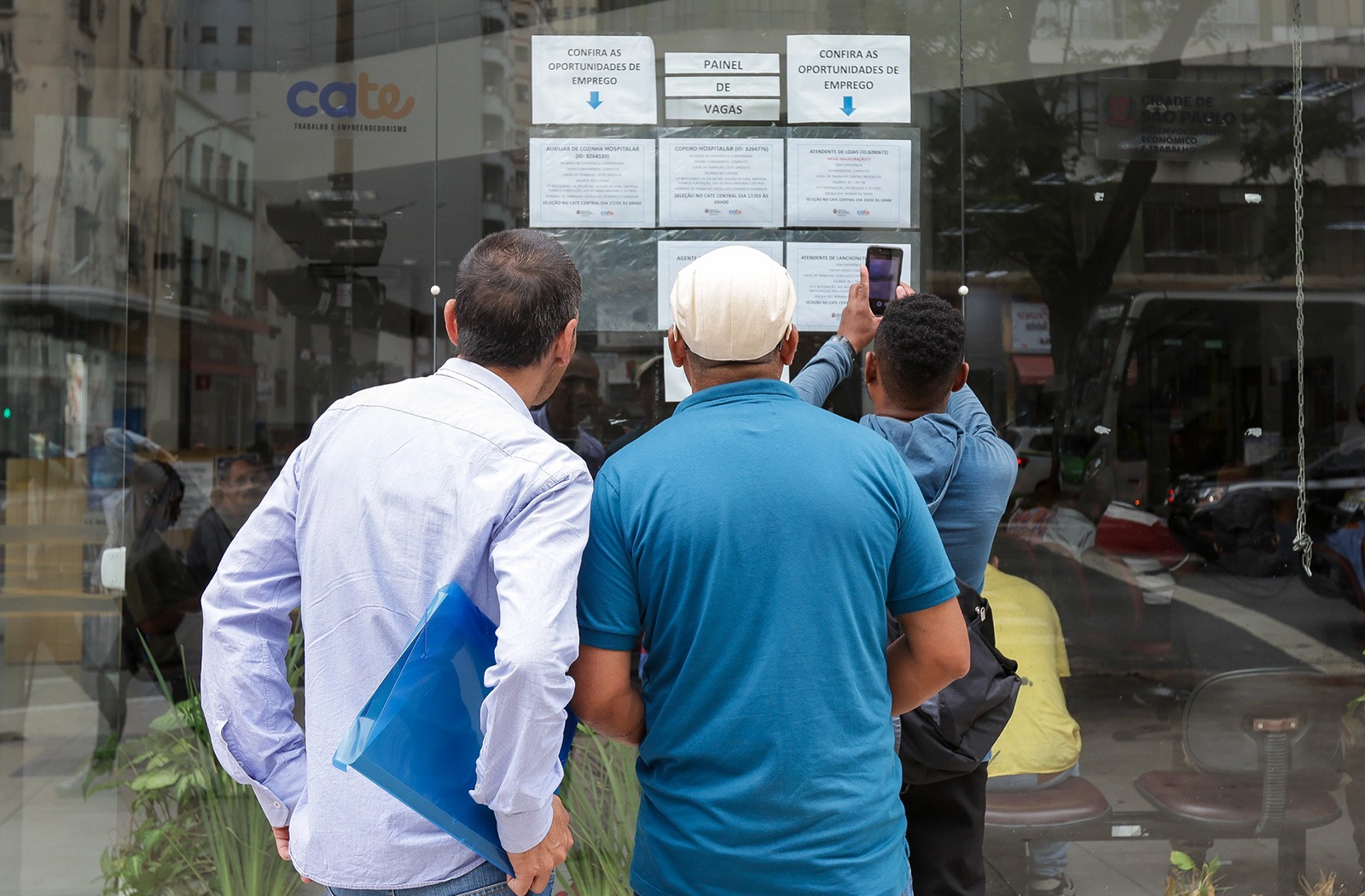 Vista aérea de área urbana com edifícios e vias