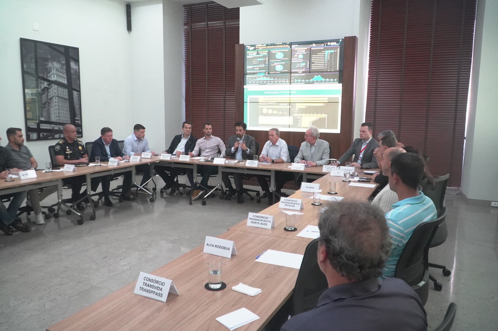 Vista aérea de área urbana com edifícios e vias