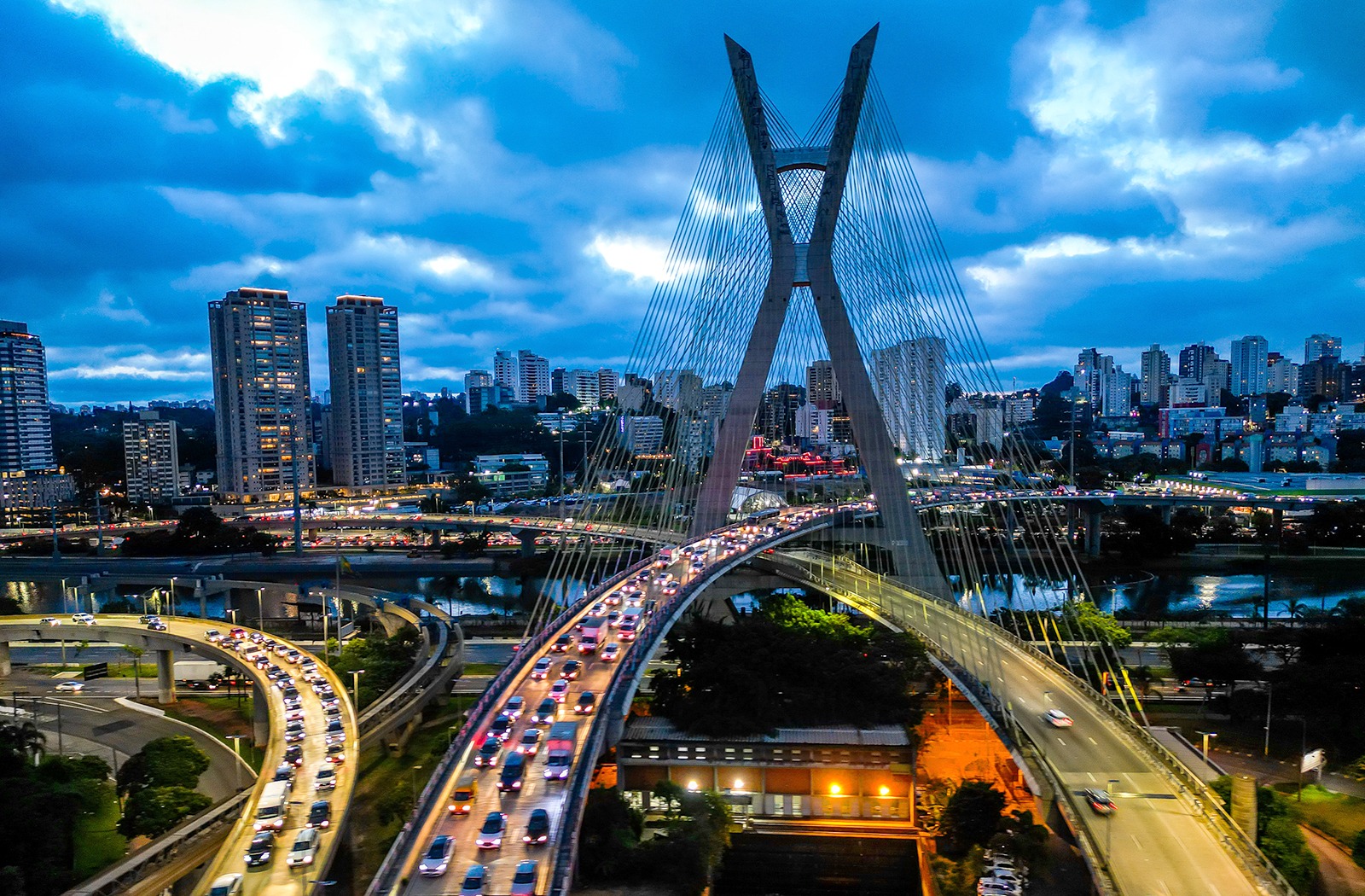 Vista aérea de área urbana com edifícios e vias