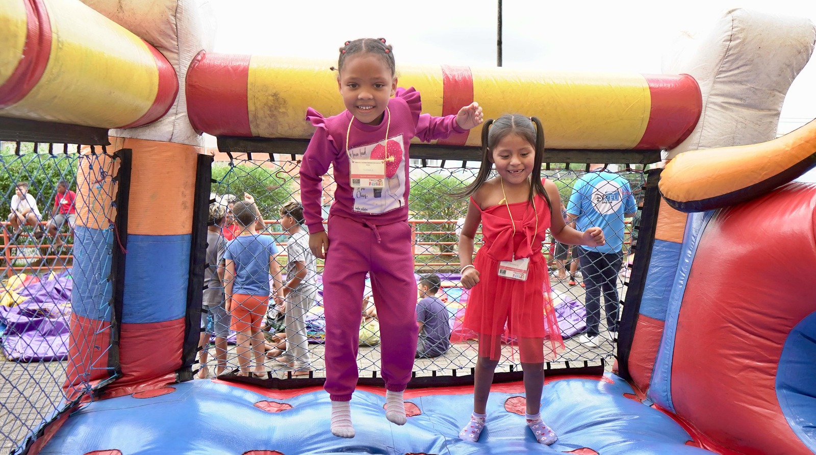 Vista aérea de área urbana com edifícios e vias
