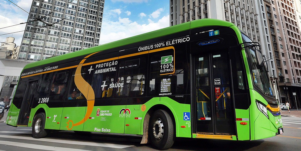 Vista aérea de área urbana com edifícios e vias