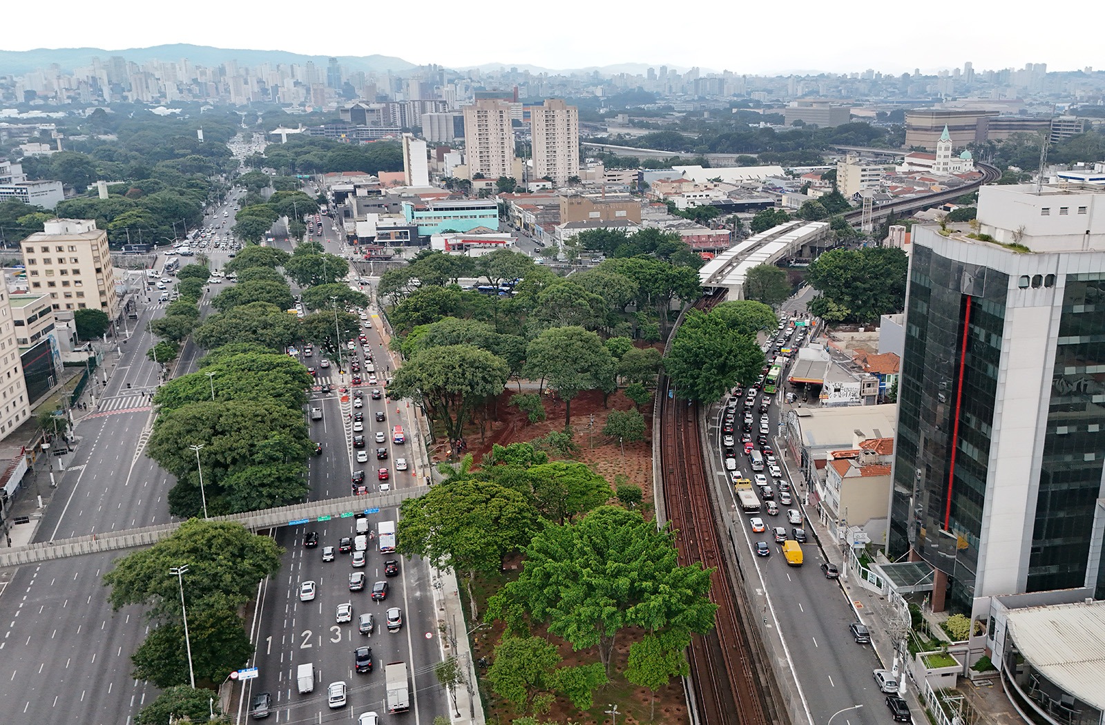 Vista aérea de área urbana com edifícios e vias