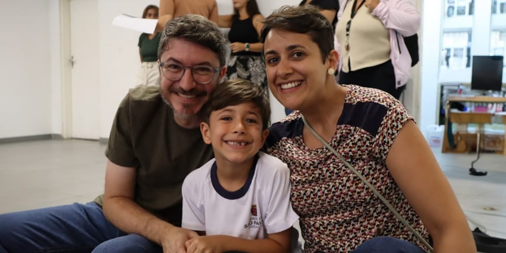 Vista aérea de área urbana com edifícios e vias