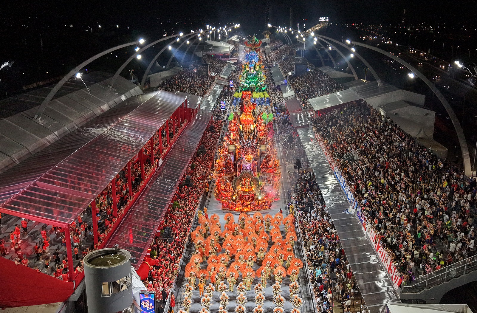 Vista aérea de área urbana com edifícios e vias