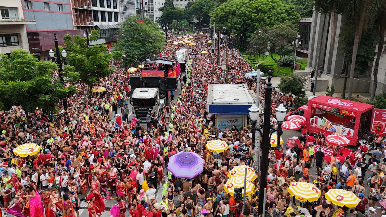 Vista aérea de área urbana com edifícios e vias