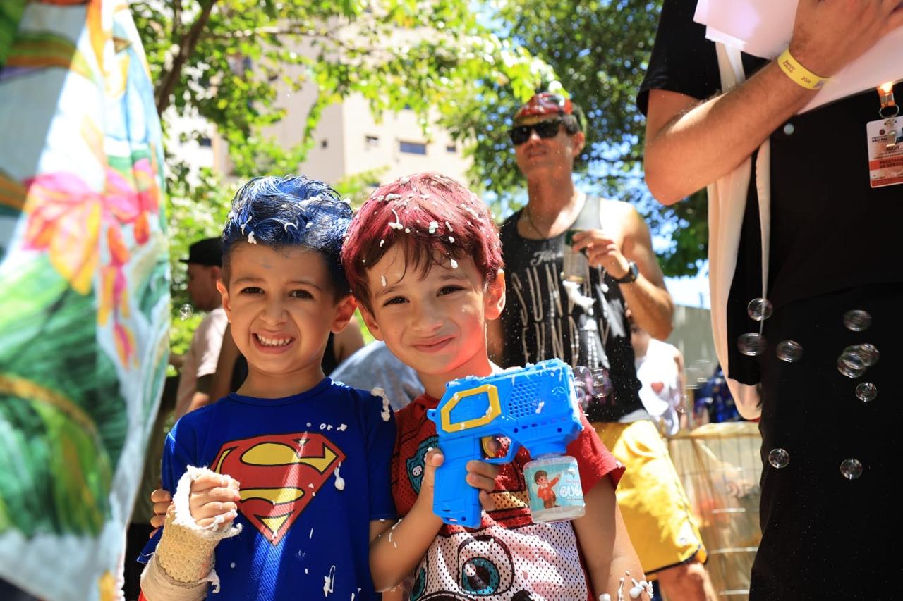 Vista aérea de área urbana com edifícios e vias