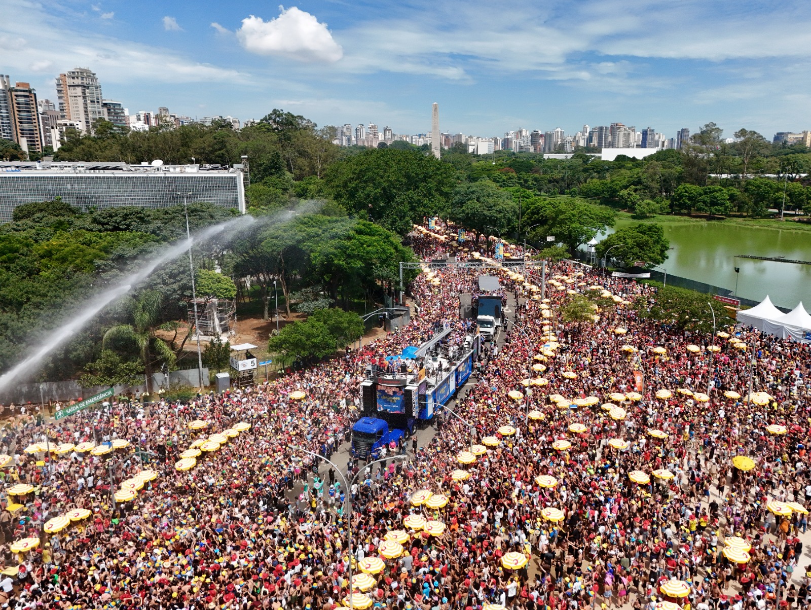Vista aérea de área urbana com edifícios e vias
