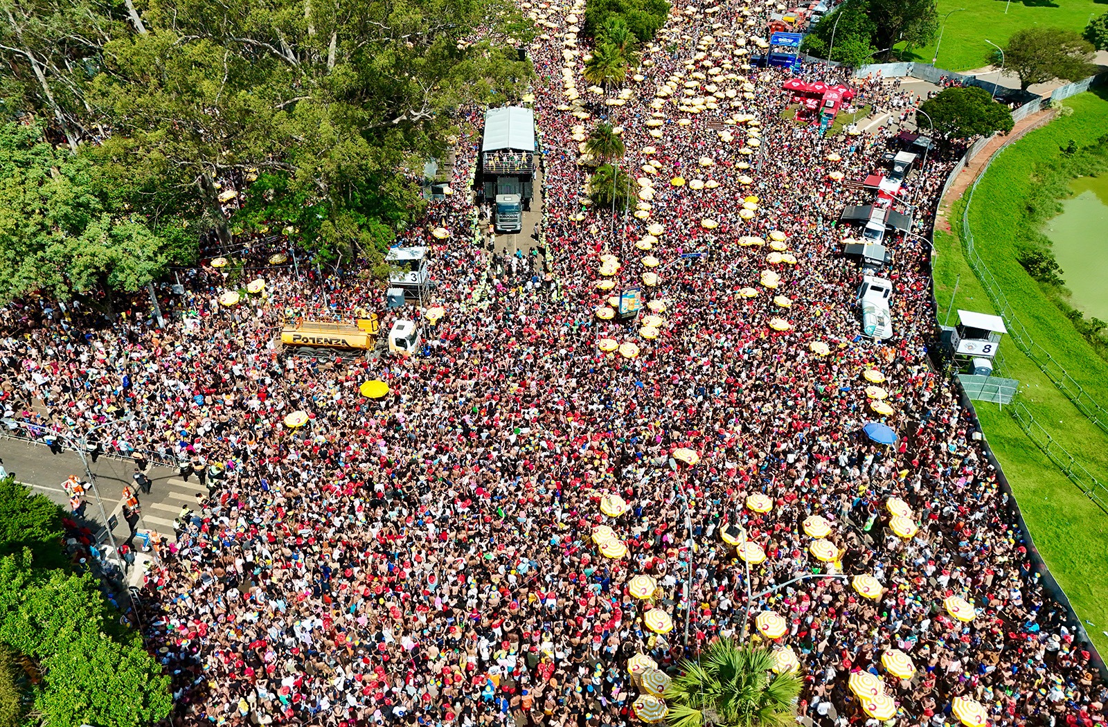 Vista aérea de área urbana com edifícios e vias