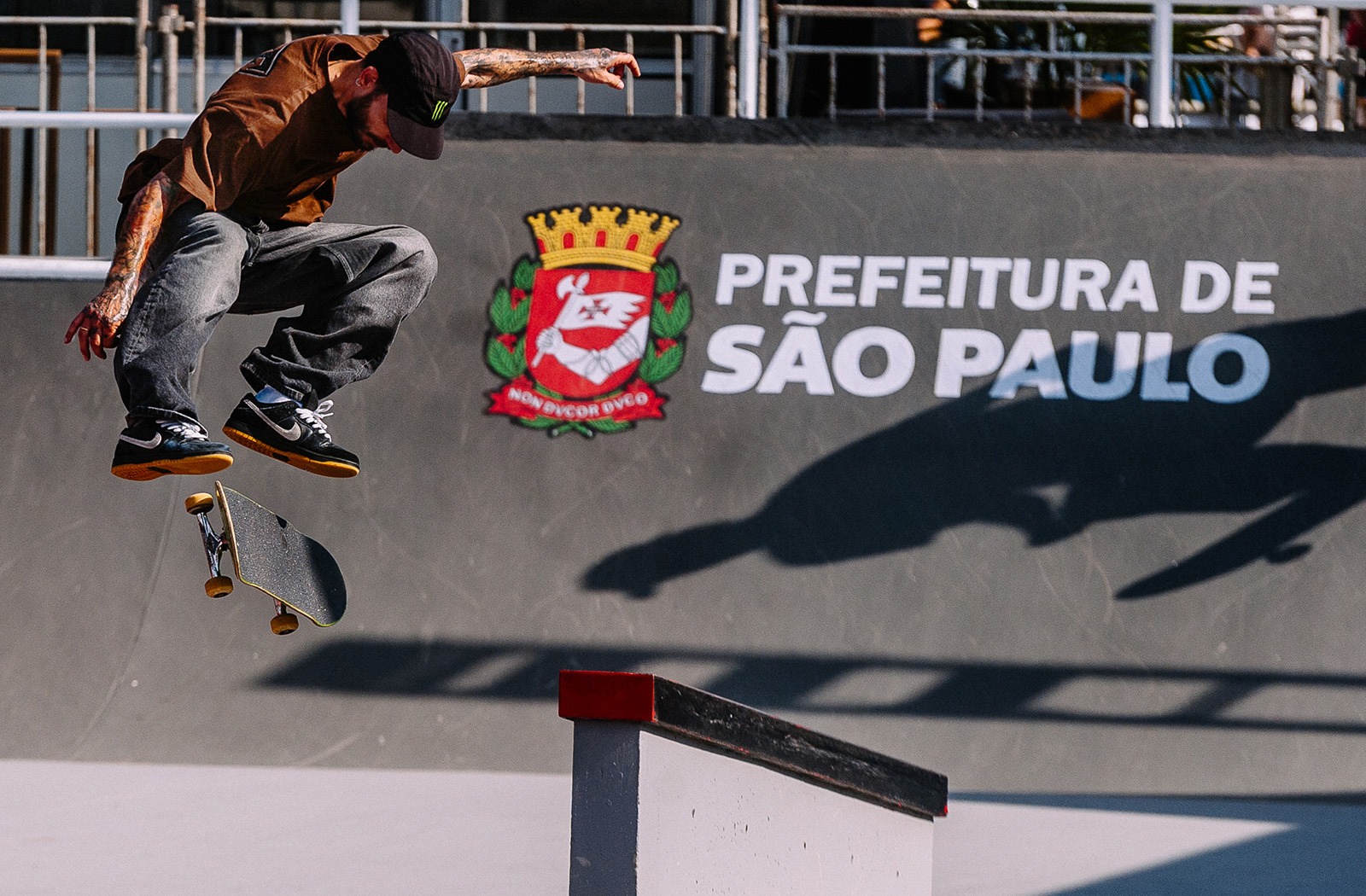 Vista aérea de área urbana com edifícios e vias