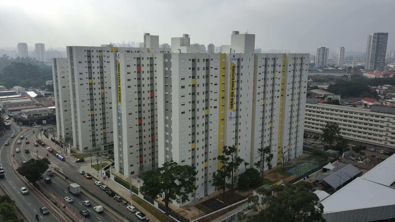 Vista aérea de área urbana com edifícios e vias