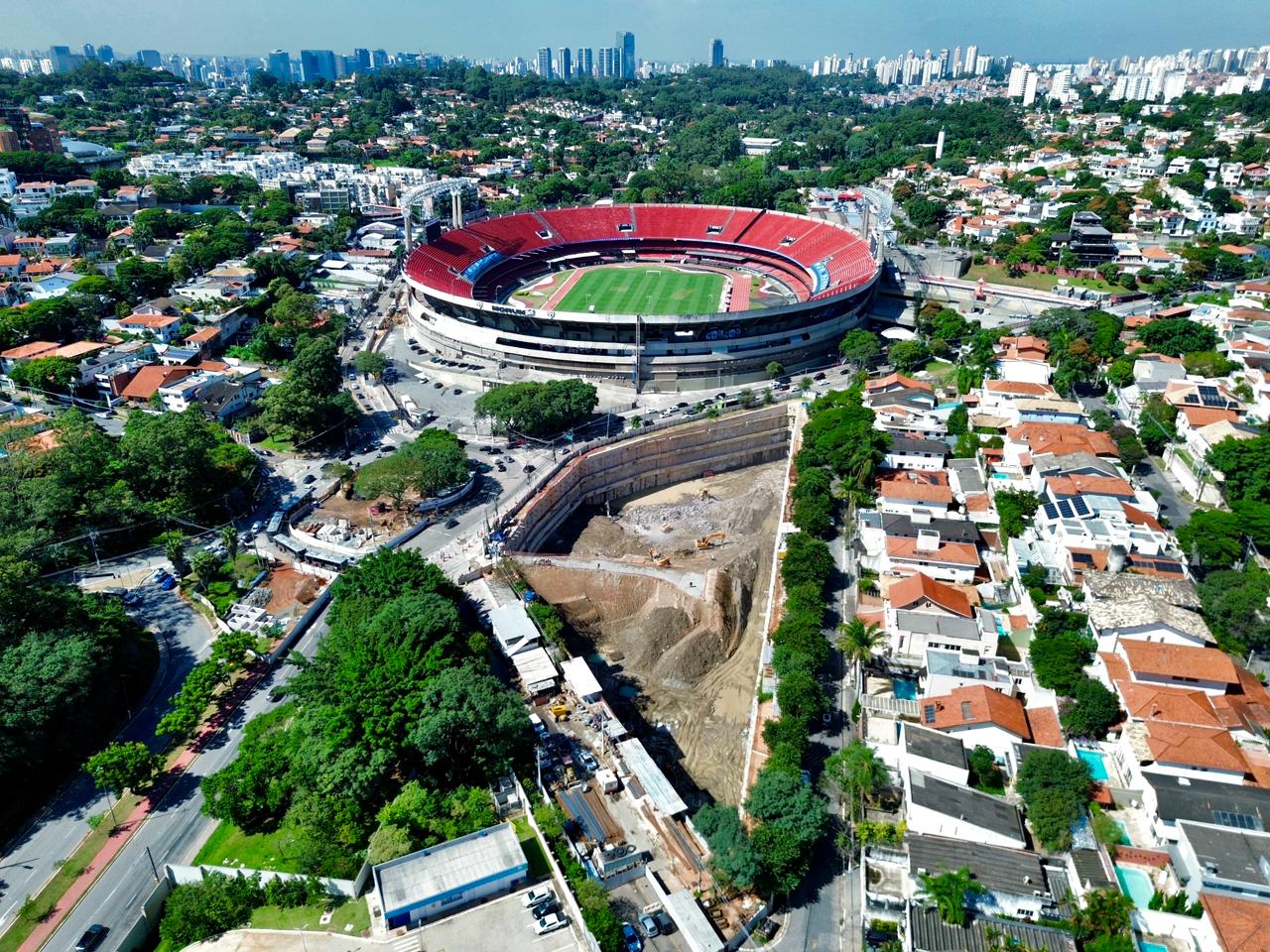 Vista aérea de área urbana com edifícios e vias