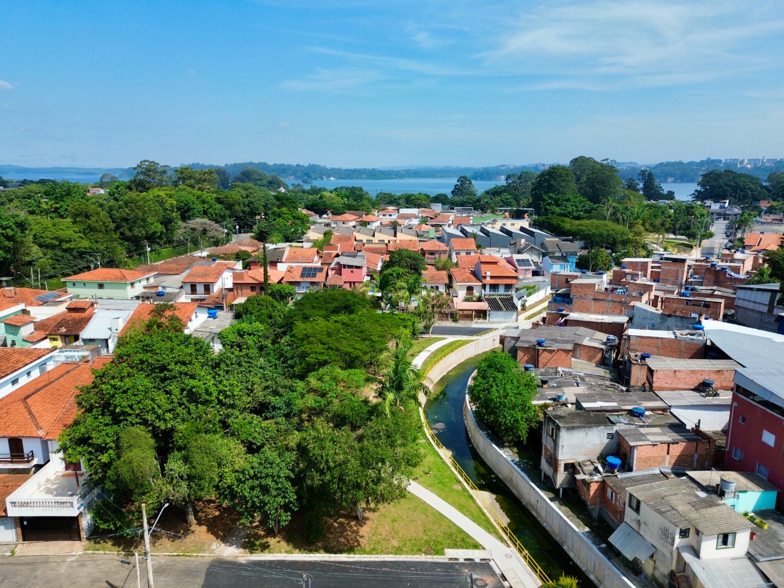 Vista aérea de área urbana com edifícios e vias