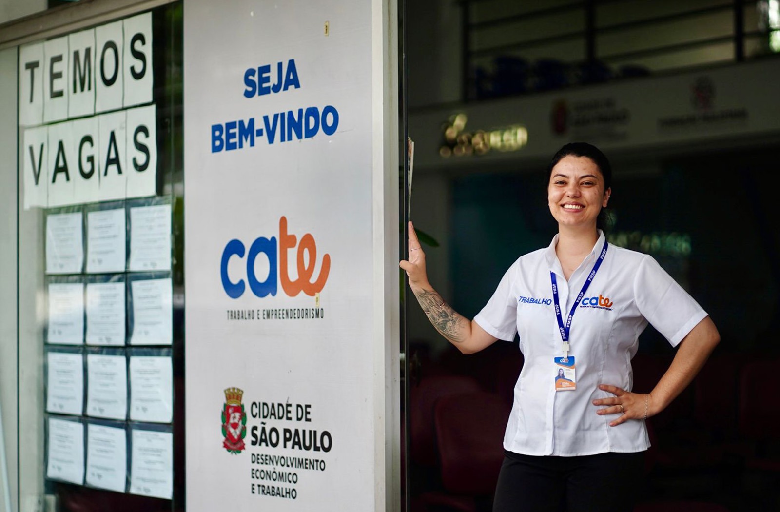 Vista aérea de área urbana com edifícios e vias