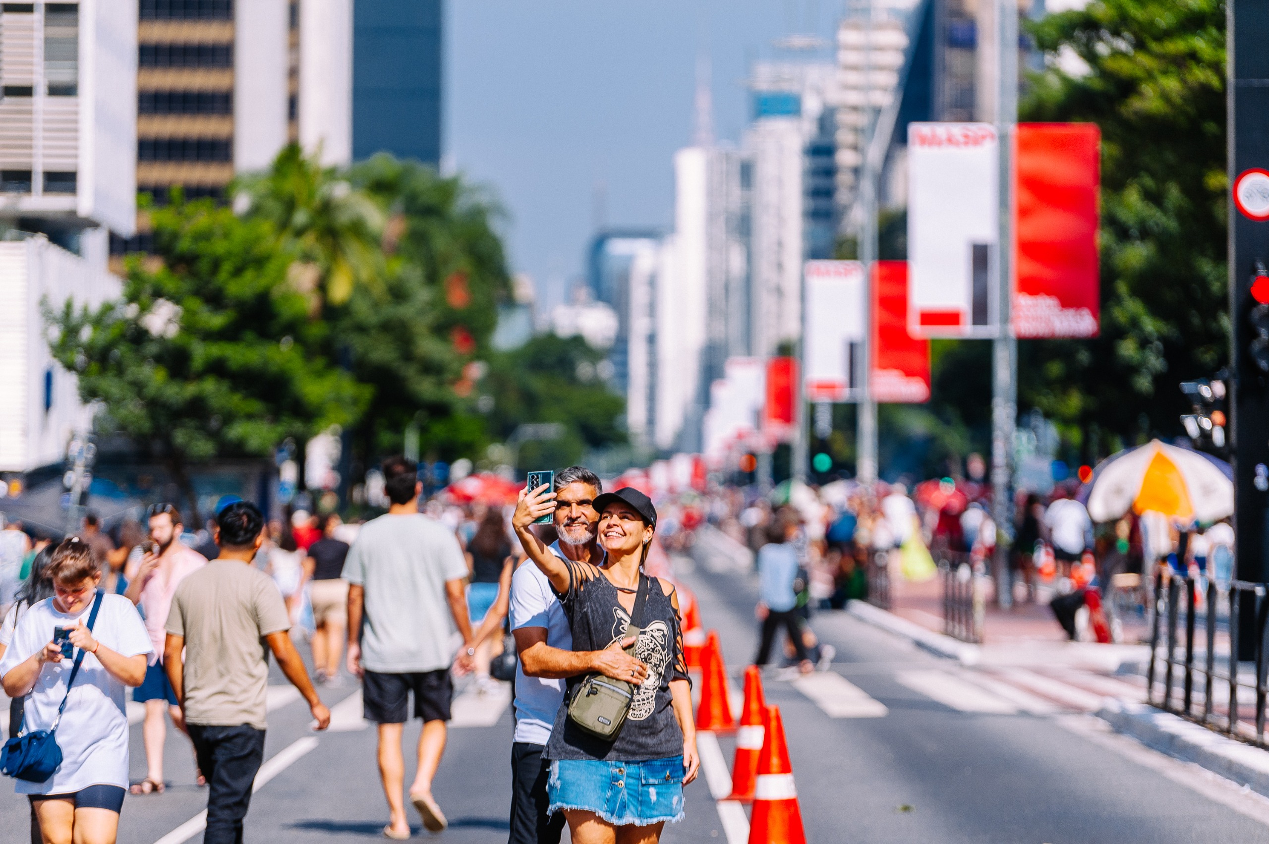 Vista aérea de área urbana com edifícios e vias