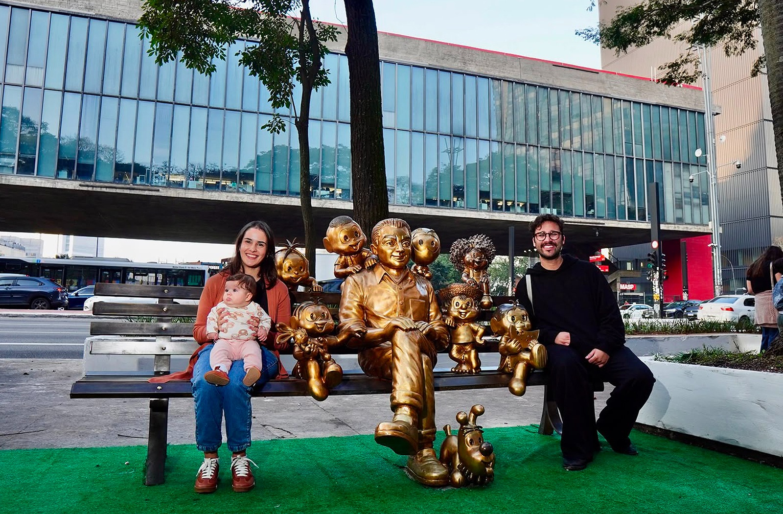 Prefeitura inaugura banco de bronze em homenagem aos 90 anos de Mauricio de Sousa e cria novo marco cultural na Avenida Paulista