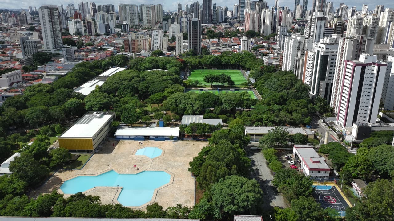 Vista aérea de área urbana com edifícios e vias