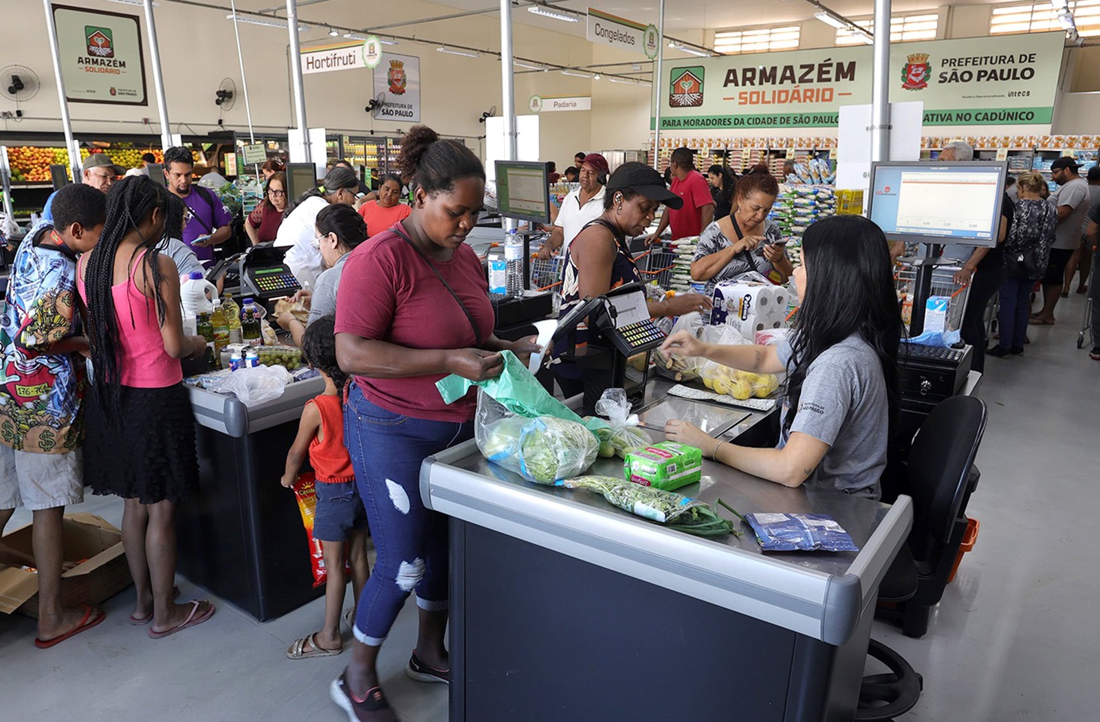 Armazém Solidário da Prefeitura ultrapassa 2 milhões de atendimentos e já beneficiou mais de 142 mil famílias em São Paulo
