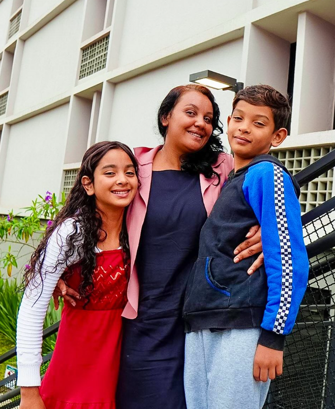 Família que recebeu chave de imóvel