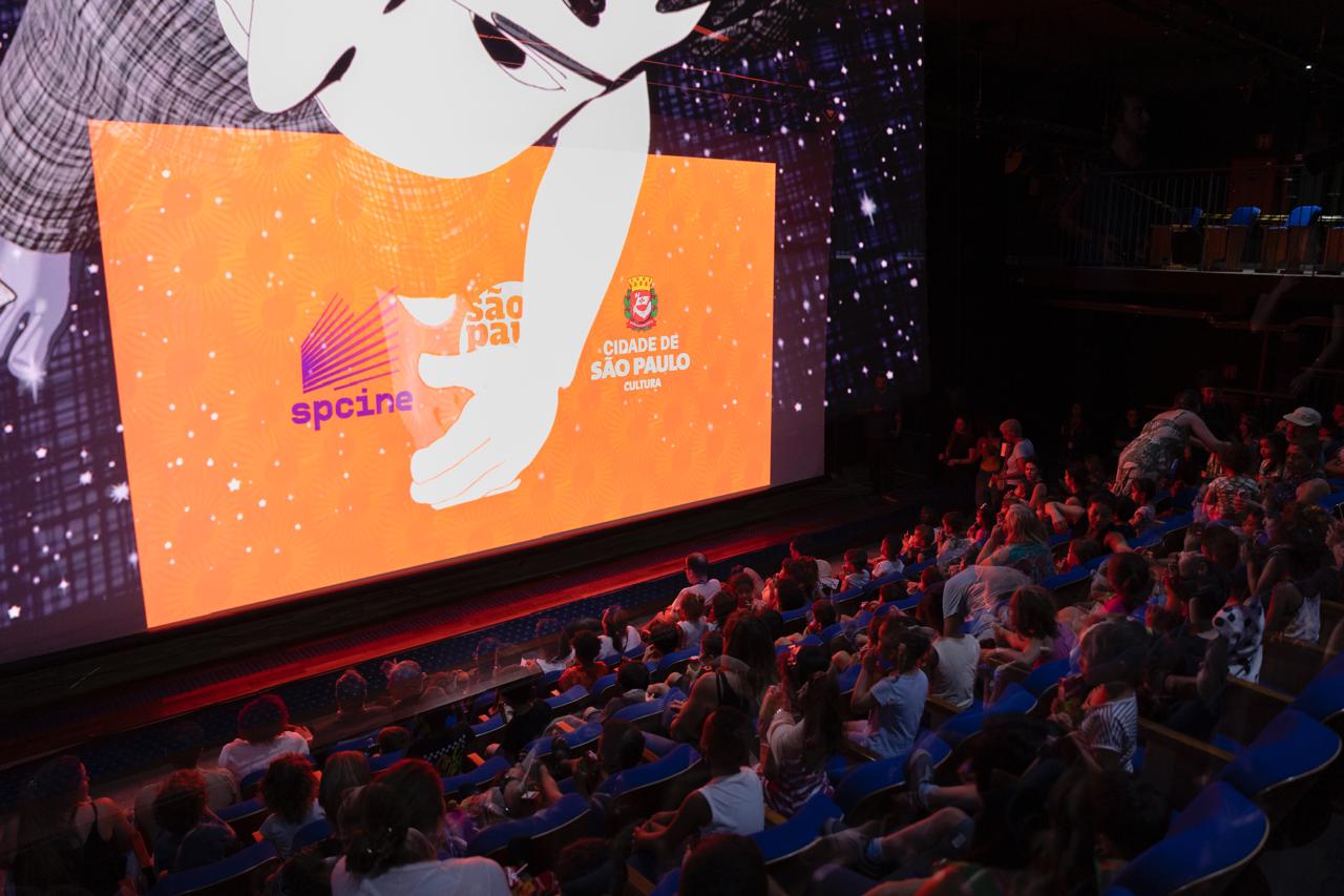 Vista aérea de área urbana com edifícios e vias