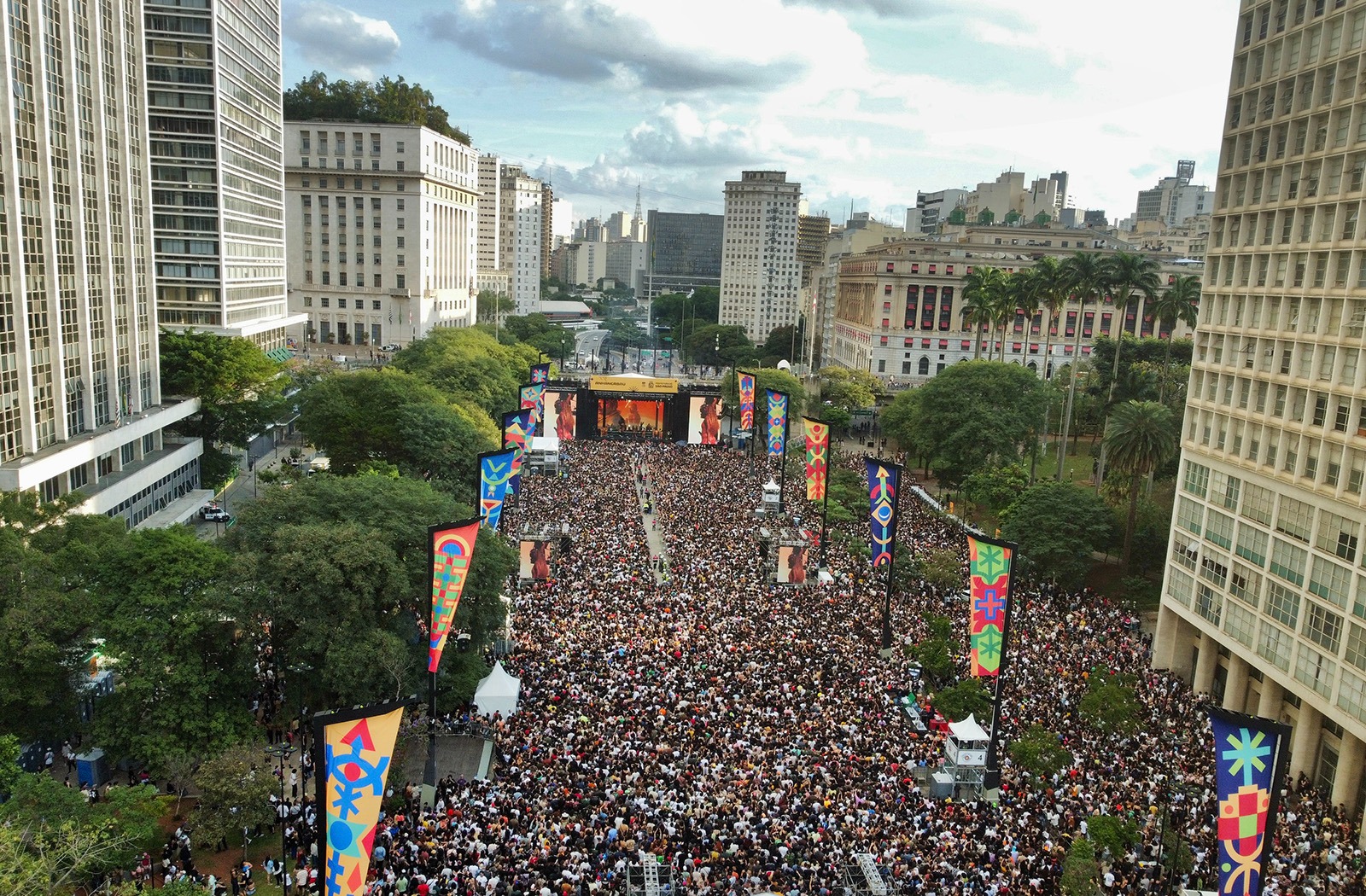 Vista aérea de área urbana com edifícios e vias