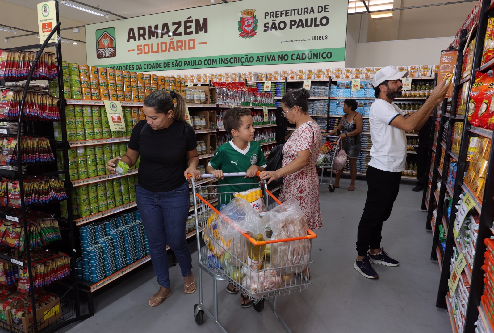 Vista aérea de área urbana com edifícios e vias