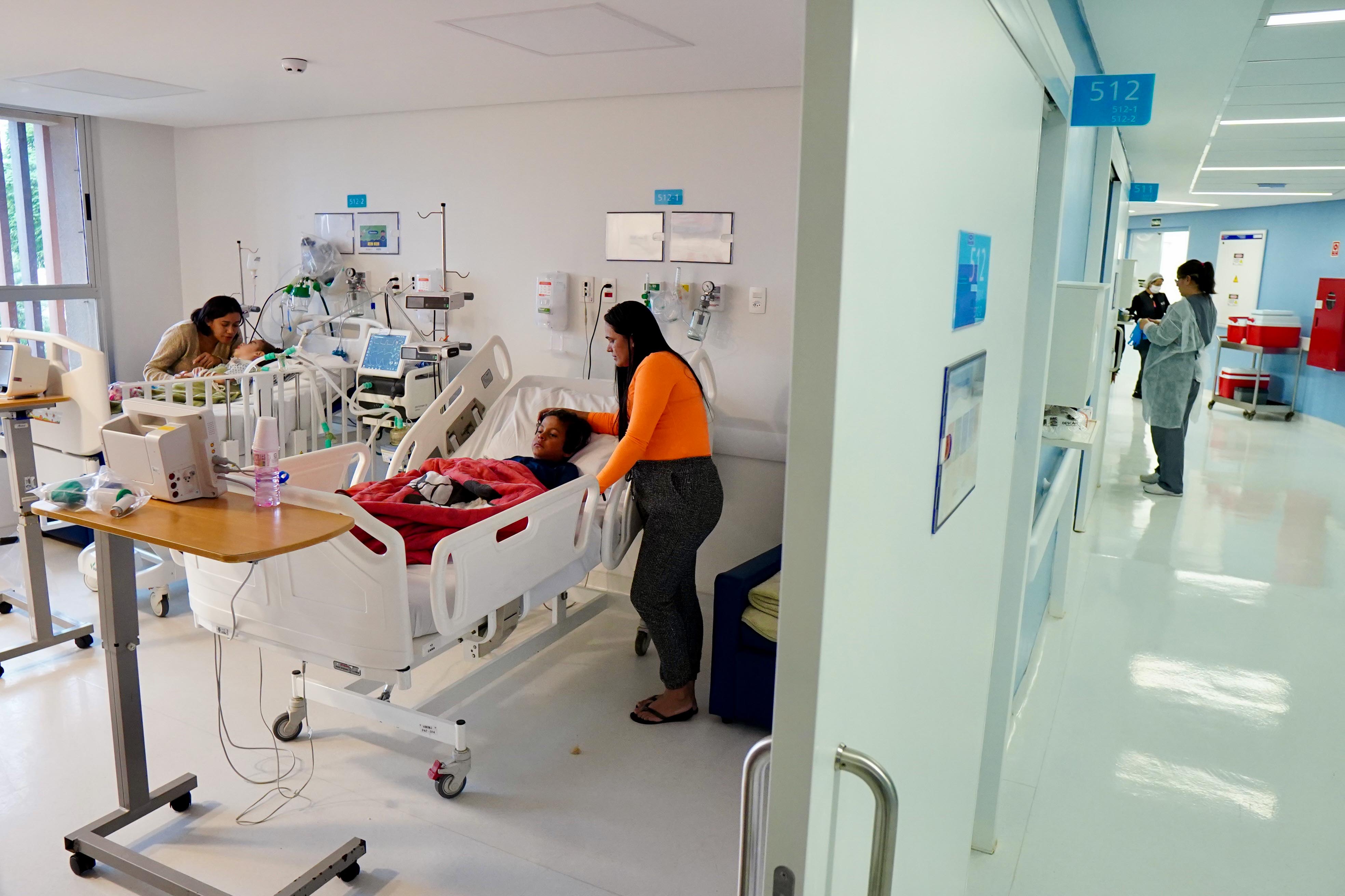 Mulher visita criança internada no Hospital Infantil Menino Jesus