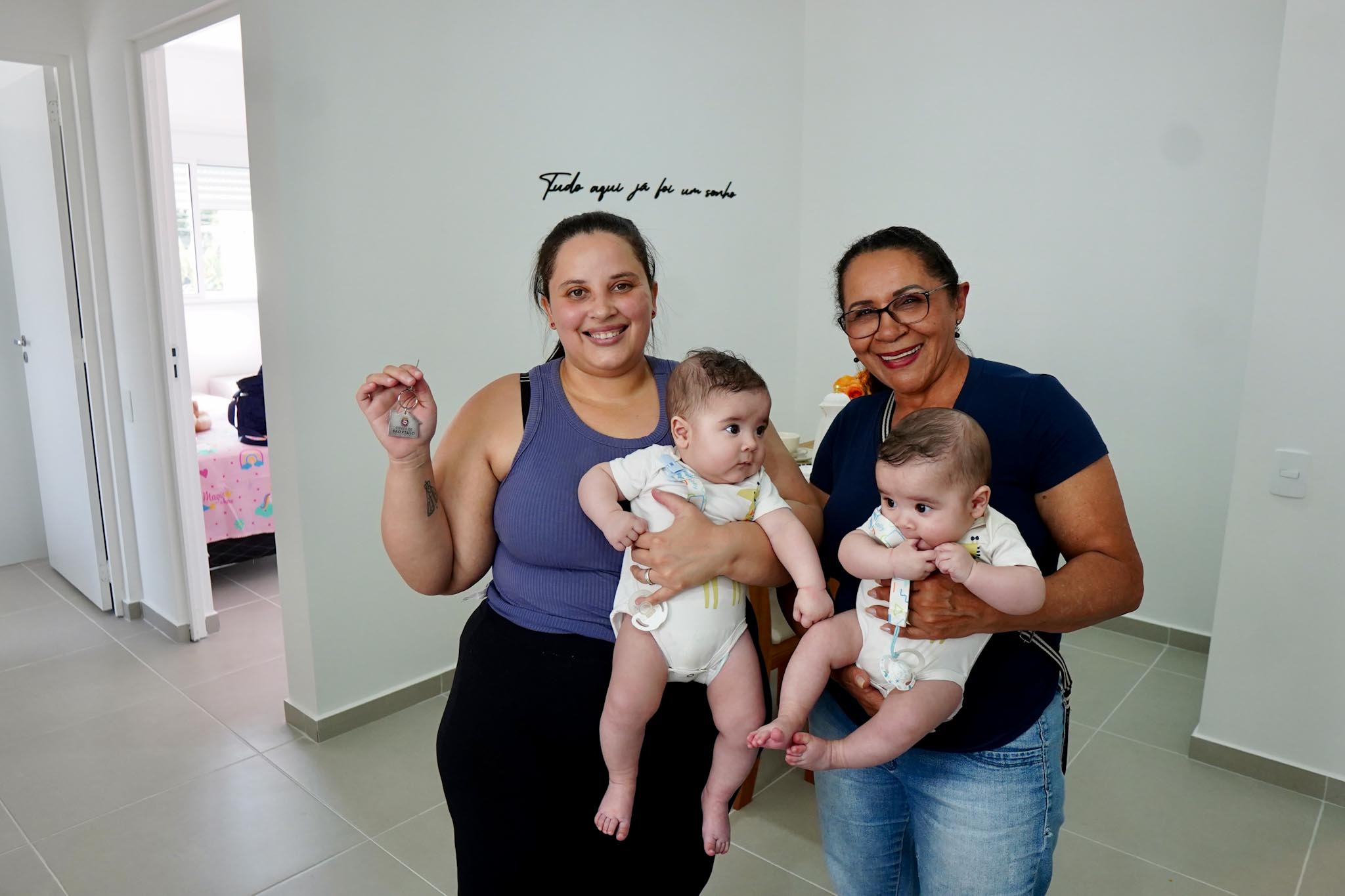Família recebe as chaves do conjunto residencial do Programa Pode Entrar