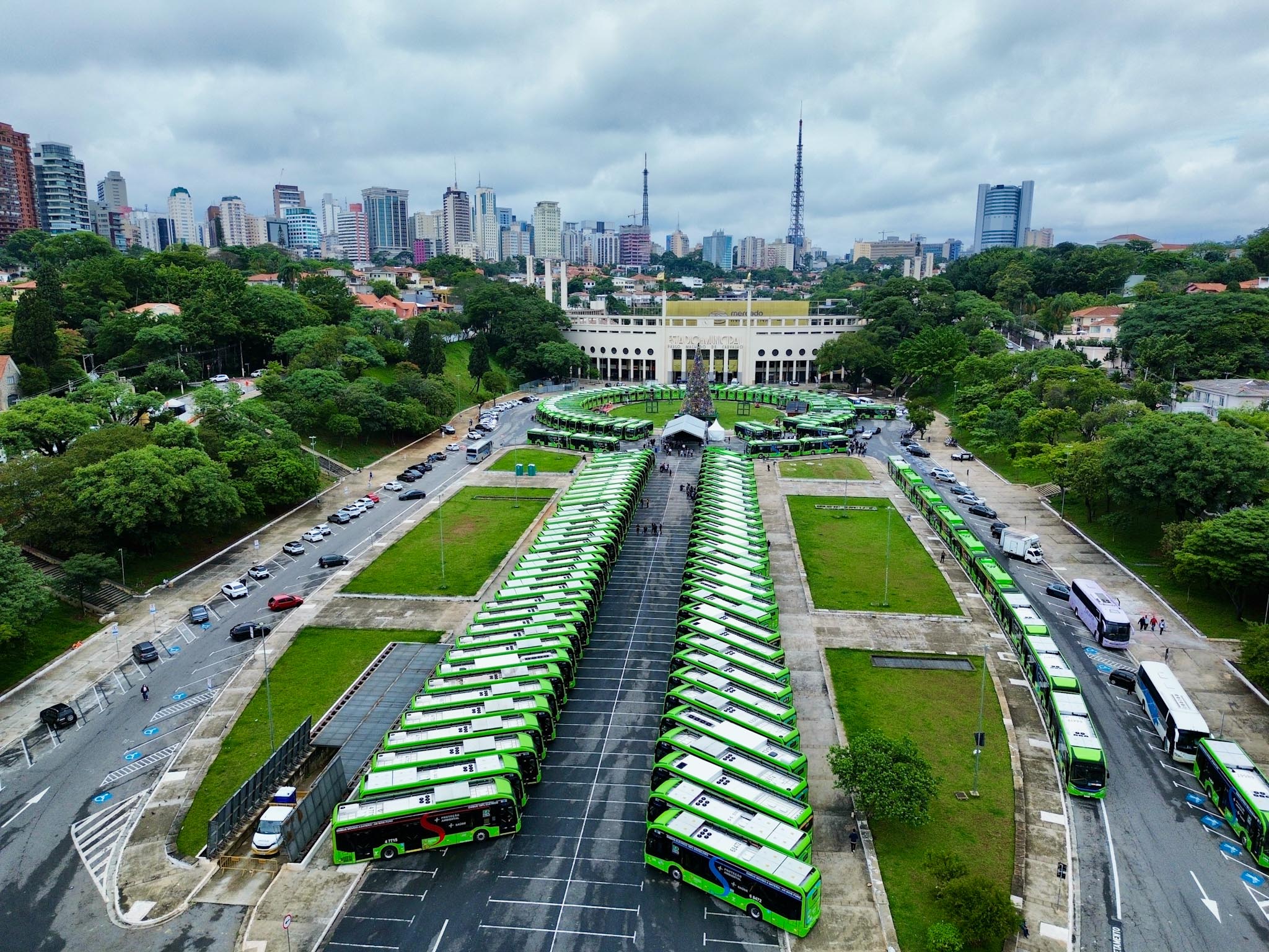 Vista aérea de área urbana com edifícios e vias
