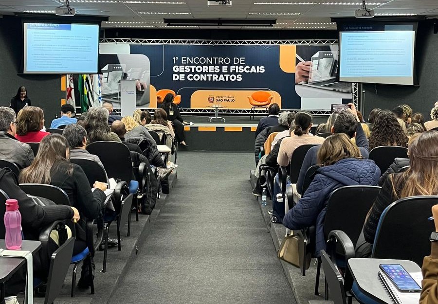 Auditório com várias pessoas