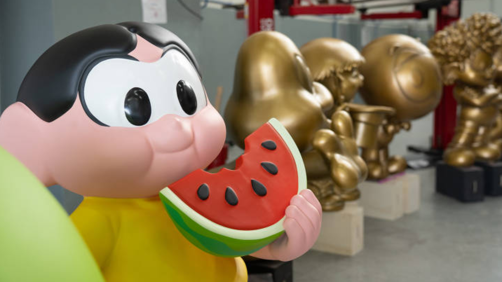 Escultura da Magali com uma melancia na mão.