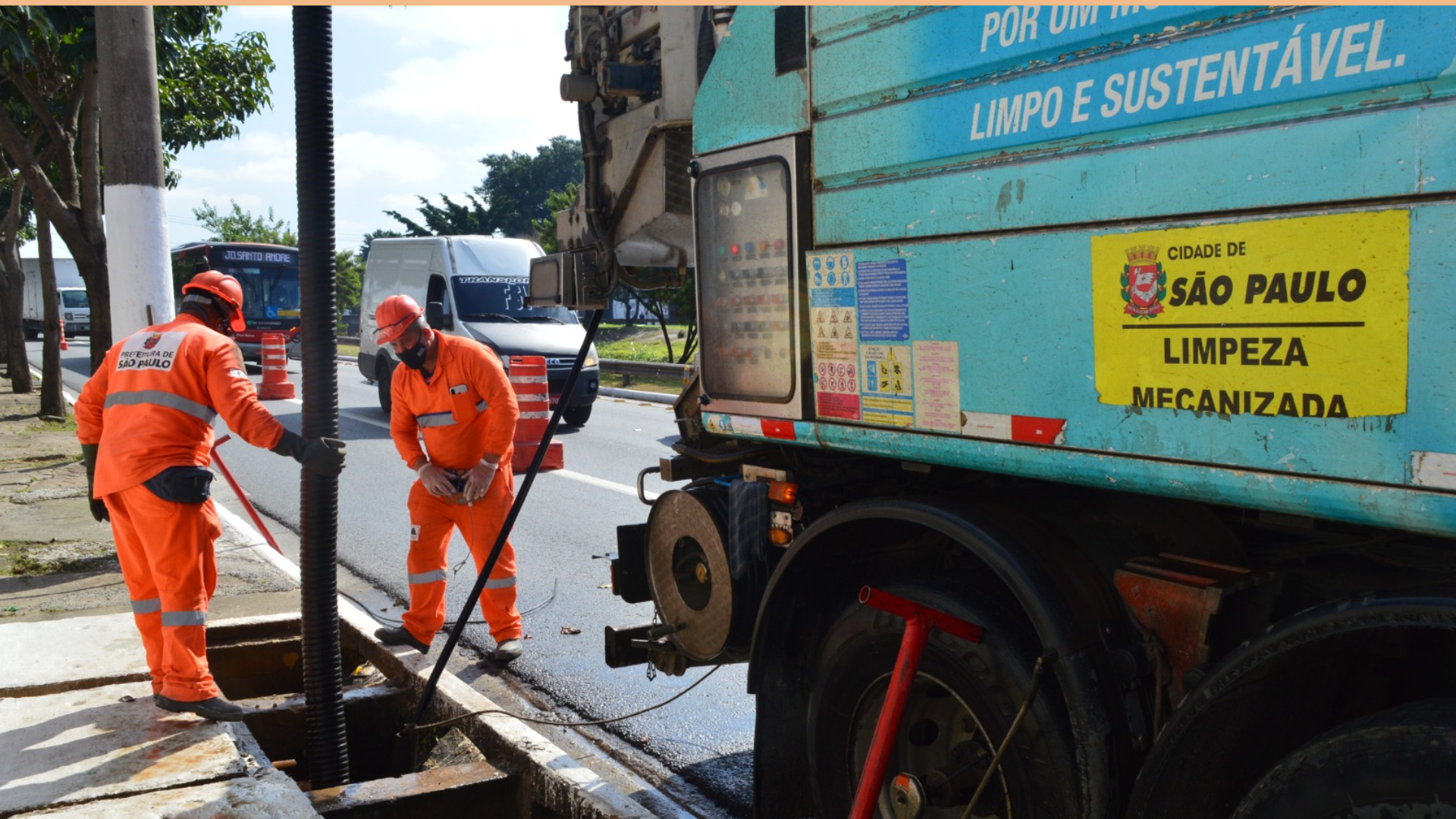 Prestadores de serviço da Prefeitura de São Paulo fazendo a limpeza de bueiro