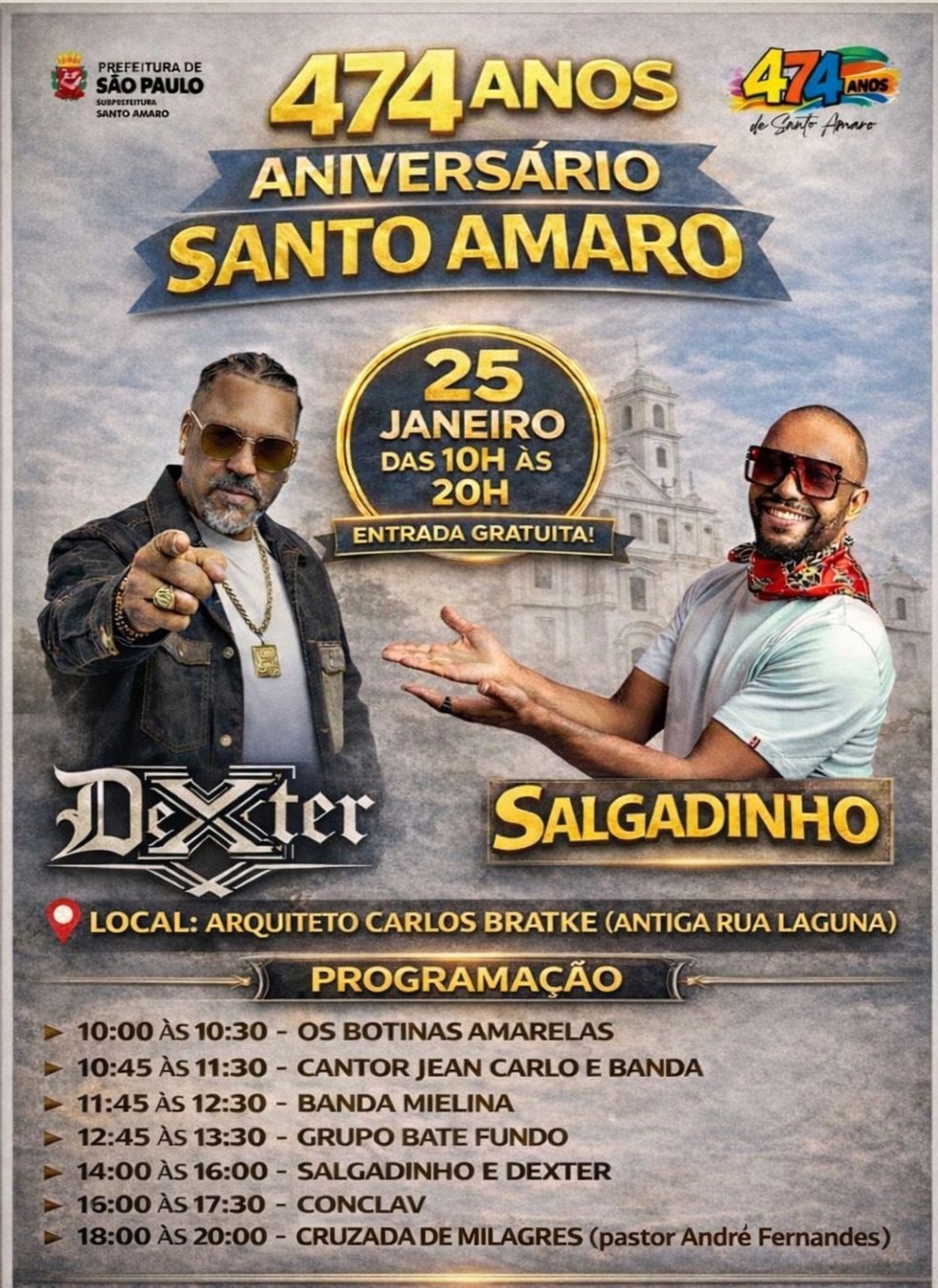 Cartaz de divulgação do aniversário de 474 anos de Santo Amaro. A arte tem fundo em tons de azul e dourado, com imagem de uma igreja histórica ao fundo. No topo aparecem os logotipos da Prefeitura de São Paulo e da Subprefeitura de Santo Amaro. Em destaque, o texto “474 anos – Aniversário Santo Amaro”. No centro, há a informação “25 de janeiro, das 10h às 20h – Entrada gratuita”. À esquerda está o cantor Dexter, usando jaqueta escura, óculos escuros e corrente, apontando para a frente. À direita está o cantor Salgadinho, sorrindo, com camiseta clara, óculos escuros e lenço no pescoço, fazendo gesto de apresentação. A imagem informa que haverá programação musical ao longo do dia e cita o endereço do evento: Arquiteto Carlos Bratke, antiga Rua Laguna.