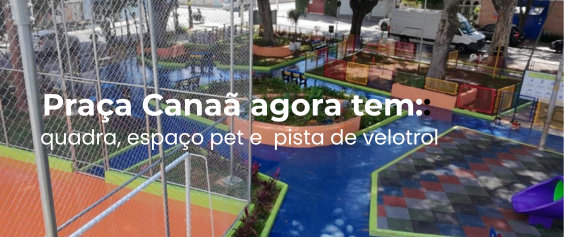 A imagem mostra uma praça vista de cima, em um dia claro. No centro e à esquerda há uma quadra esportiva cercada por grades metálicas altas. O piso da quadra é laranja, com marcações brancas, e ao redor há áreas pintadas de azul. Próximo à quadra aparecem bancos azuis e mesas, organizados como espaço de convivência. À direita, há um espaço com piso emborrachado colorido, formando desenhos geométricos em tons de azul, vermelho e cinza. Também é possível ver brinquedos de parque infantil, incluindo um escorregador pequeno nas cores roxo e verde. Árvores espalhadas pelo local fazem sombra sobre parte da praça. Ao fundo, vê-se uma rua com carros estacionados e um caminhão branco. Sobre a imagem há um texto em letras grandes e brancas que diz: “Praça Canaã agora tem: quadra, espaço pet e pista de velotrol.”