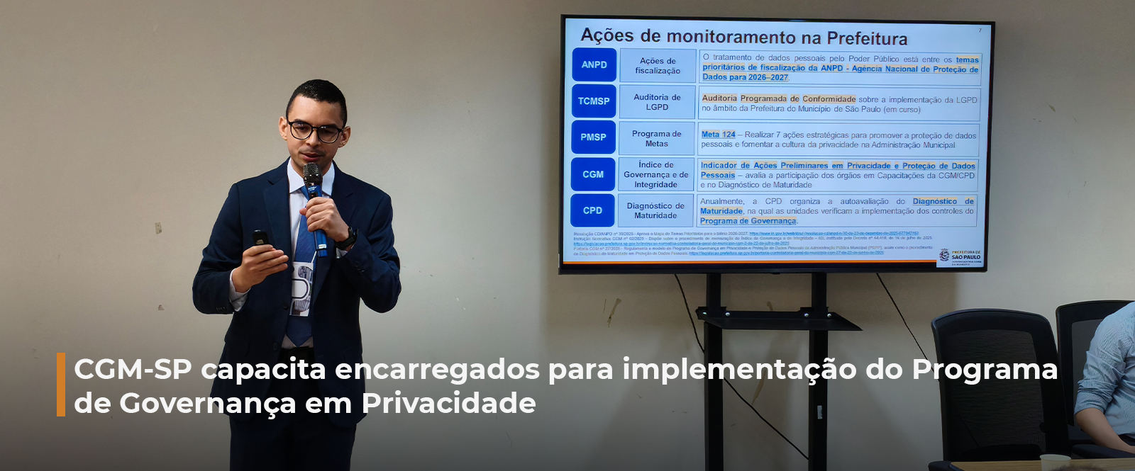 homem de terno apresentando slides